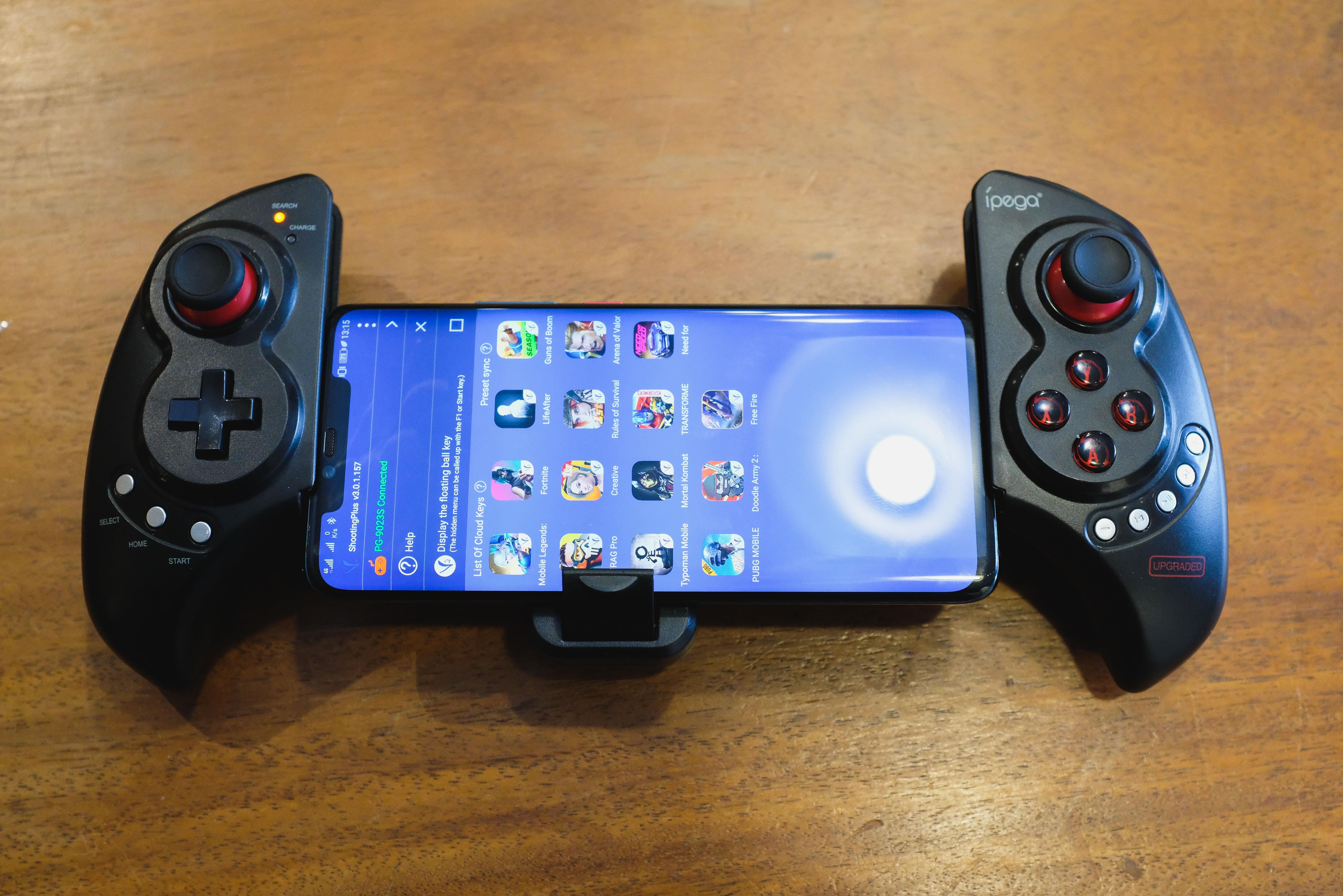 tay cam choi game di dong anh 2