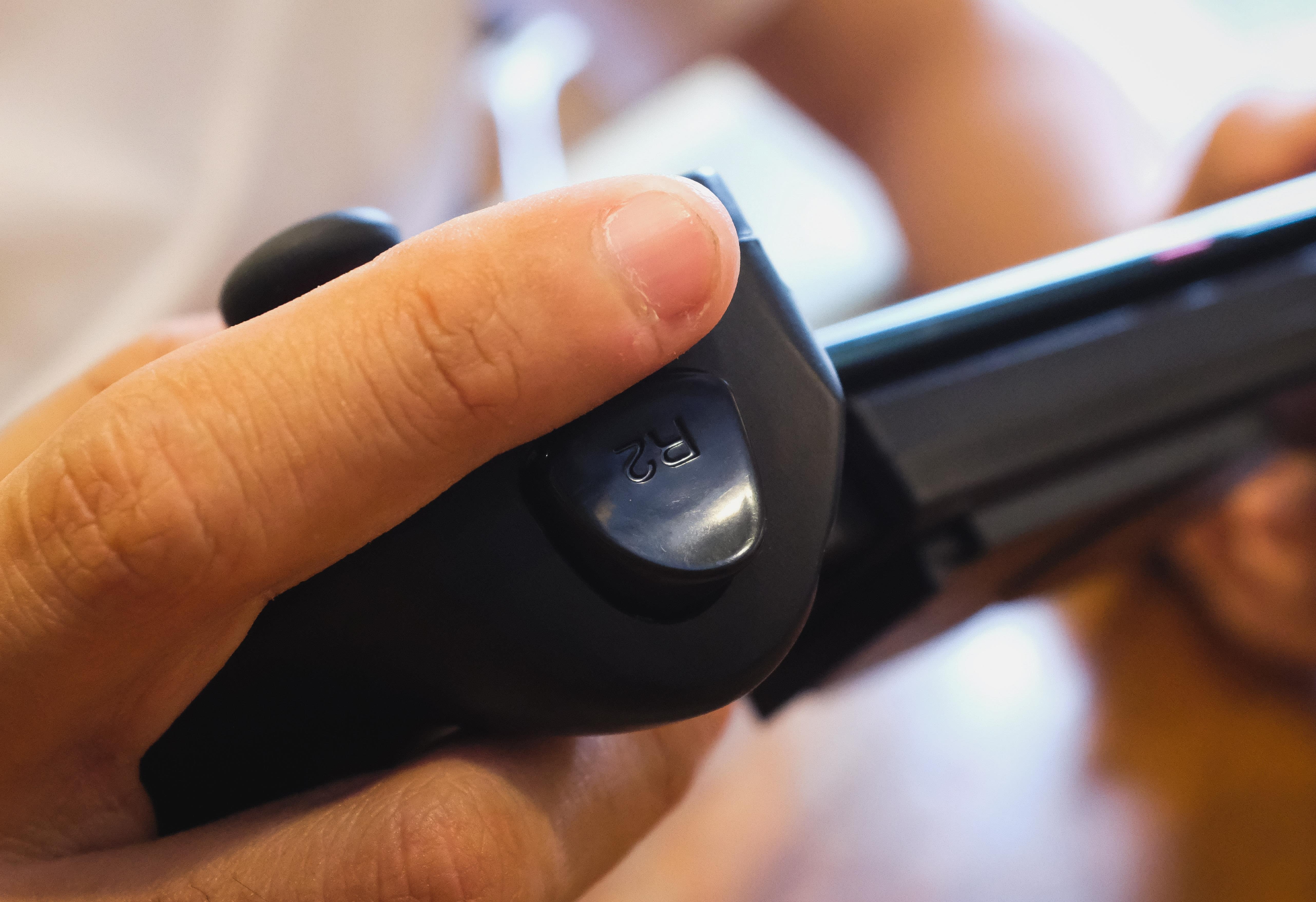 tay cam choi game di dong anh 7