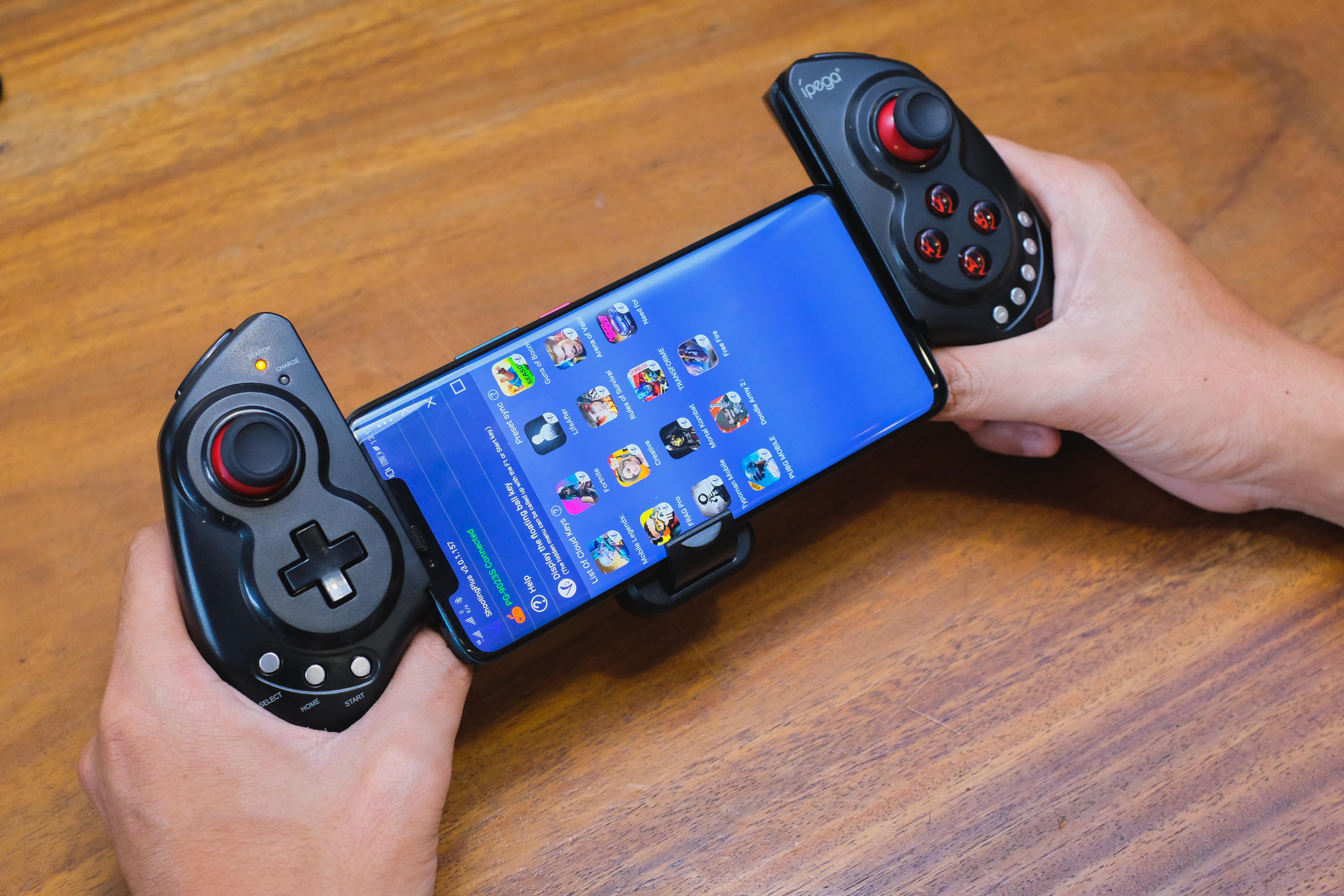 tay cam choi game di dong anh 10