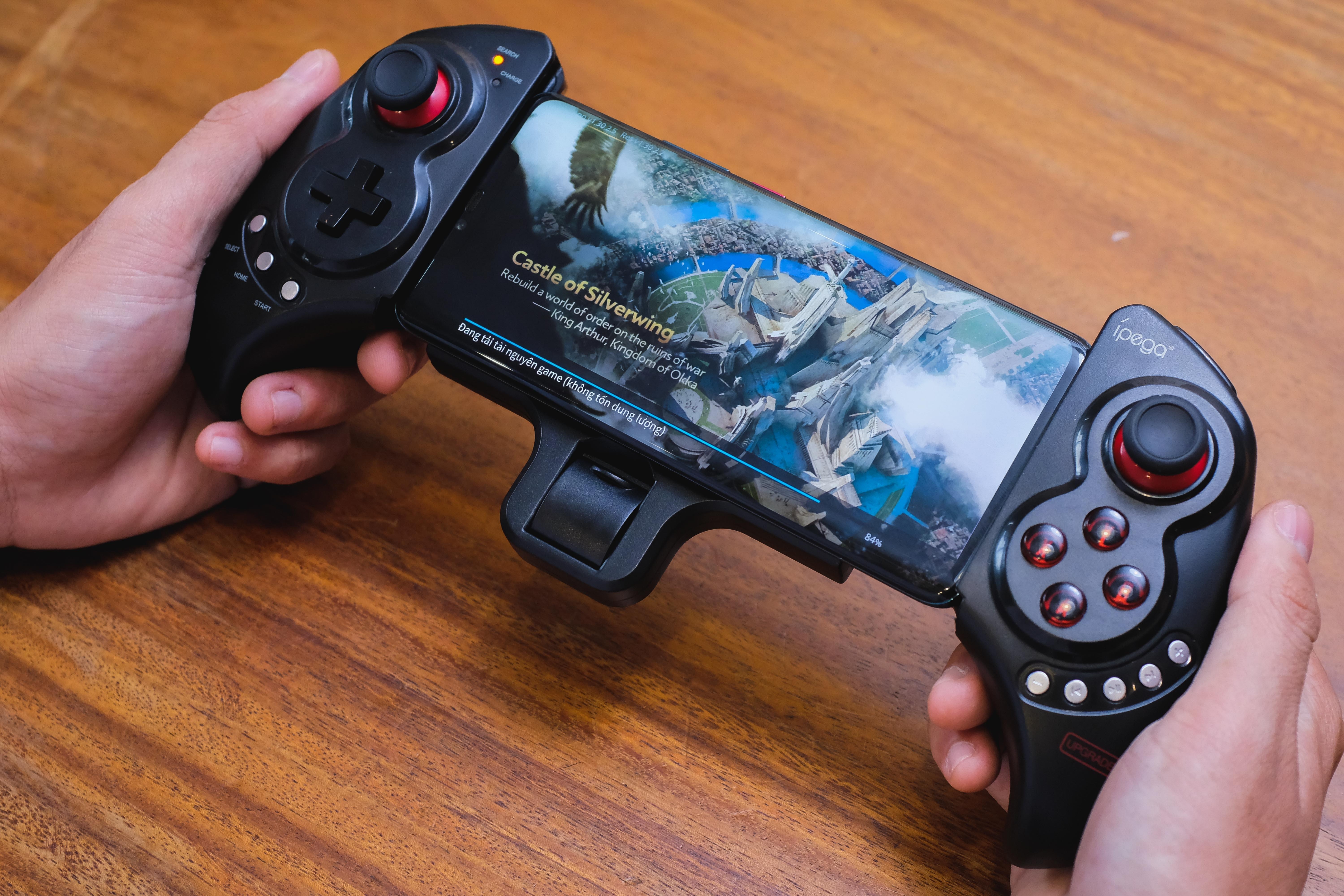 tay cam choi game di dong anh 6