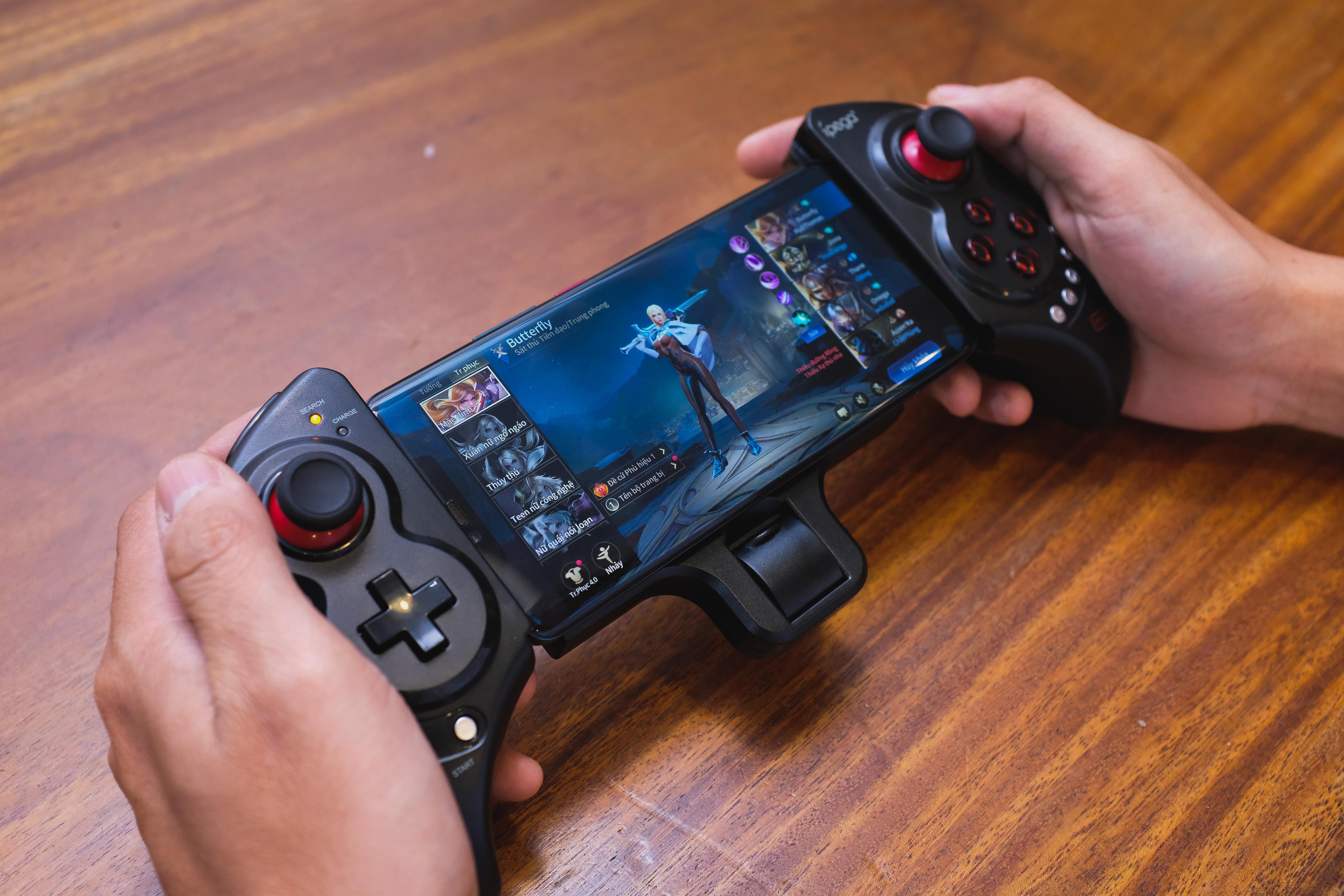 tay cam choi game di dong anh 14