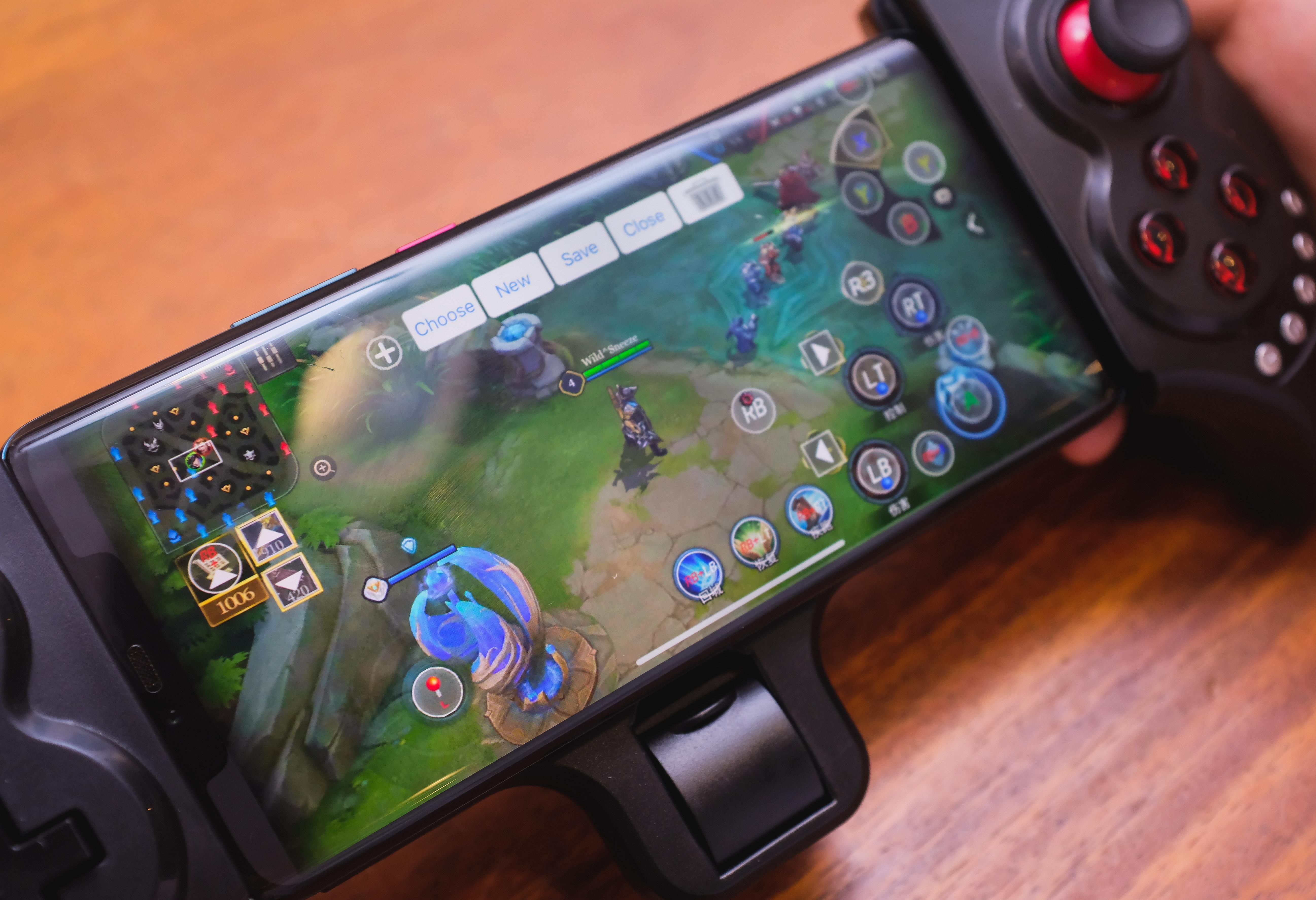 tay cam choi game di dong anh 13