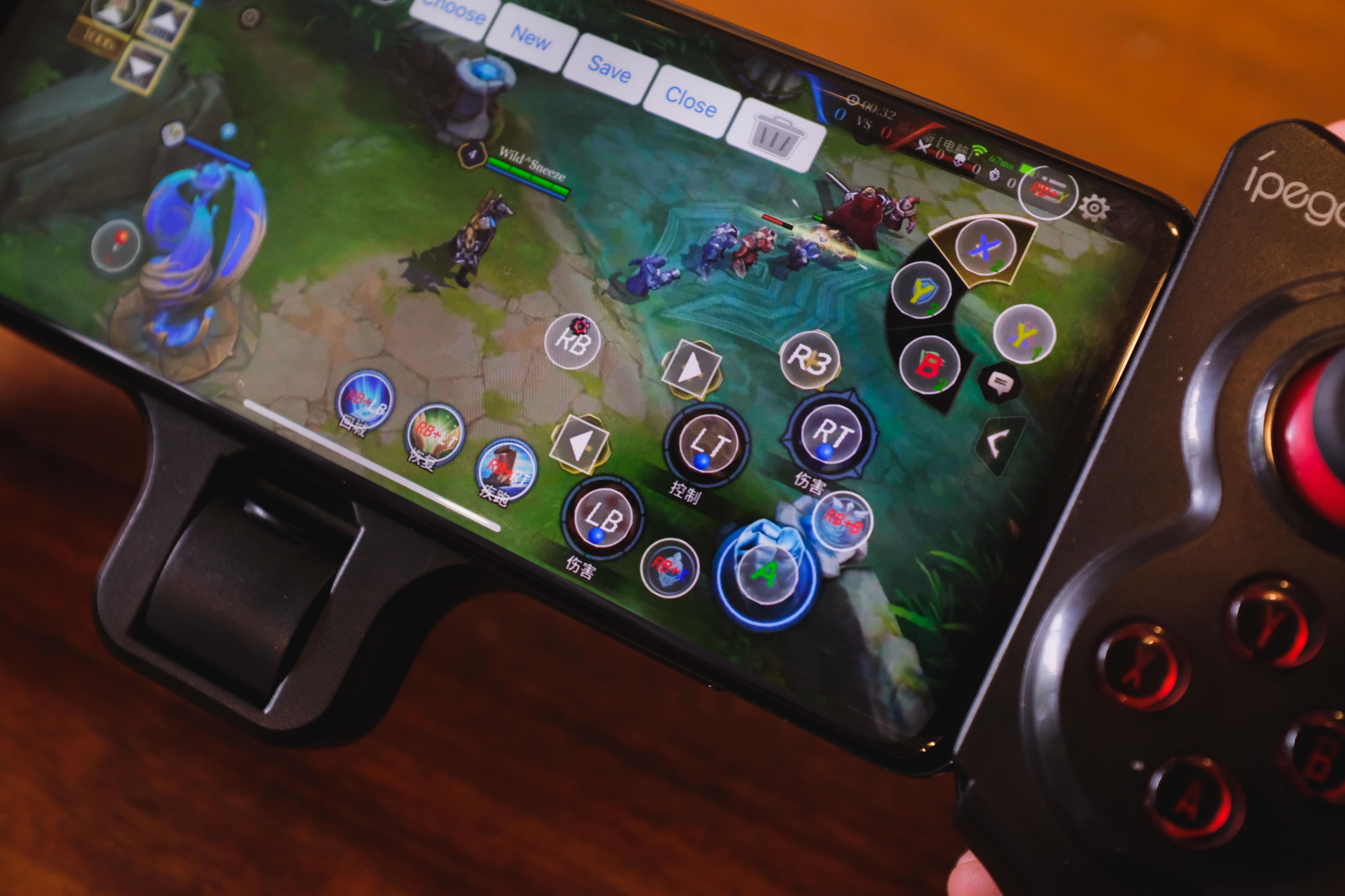 tay cam choi game di dong anh 12