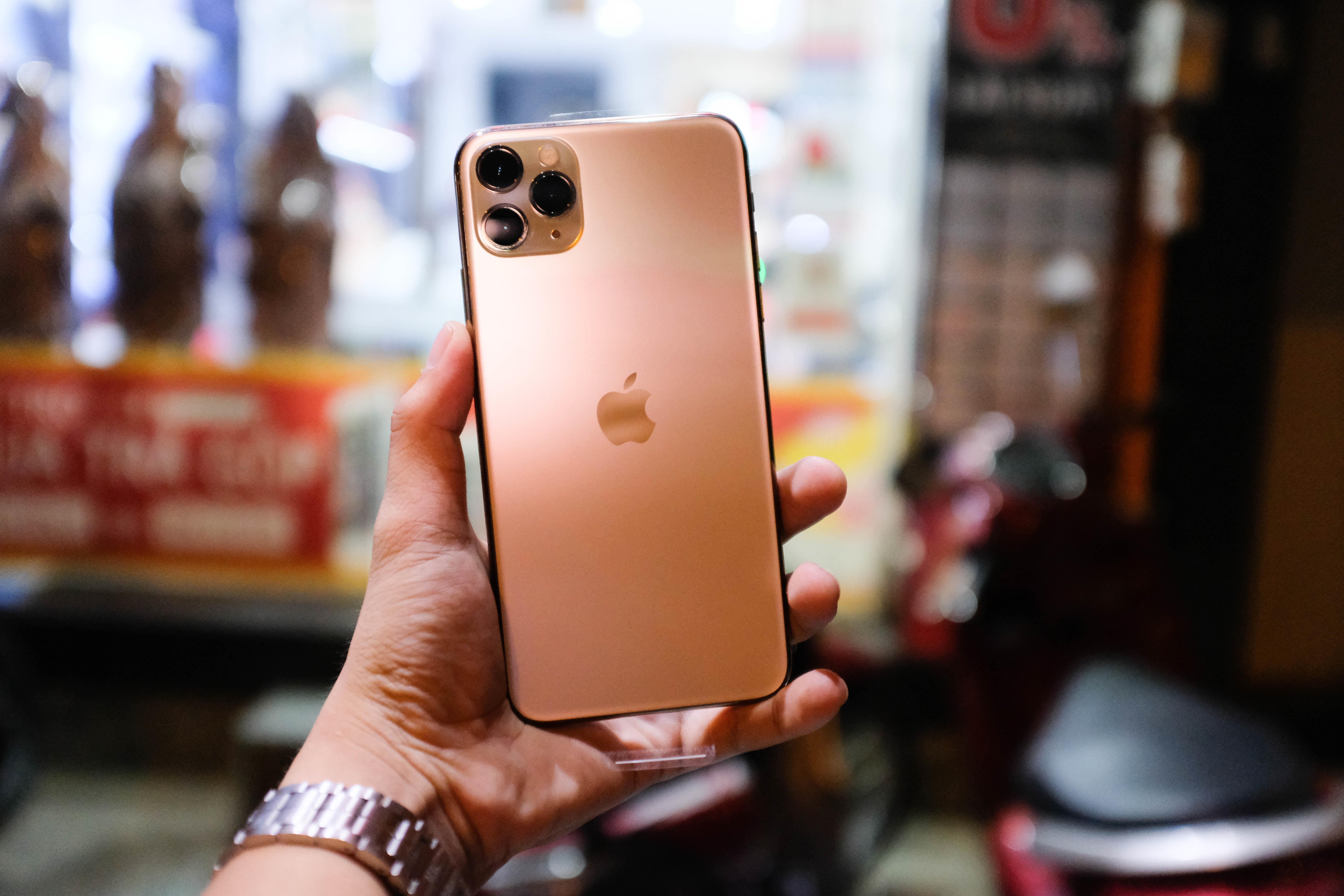 Mo hop iPhone 11 Pro Max dau tien ve VN, the gioi chua ban hinh anh