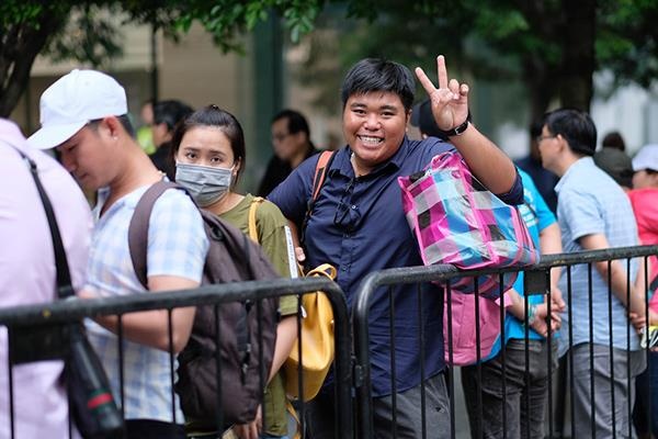 Het thoi dan buon Viet thue nguoi xep hang mua iPhone hinh anh