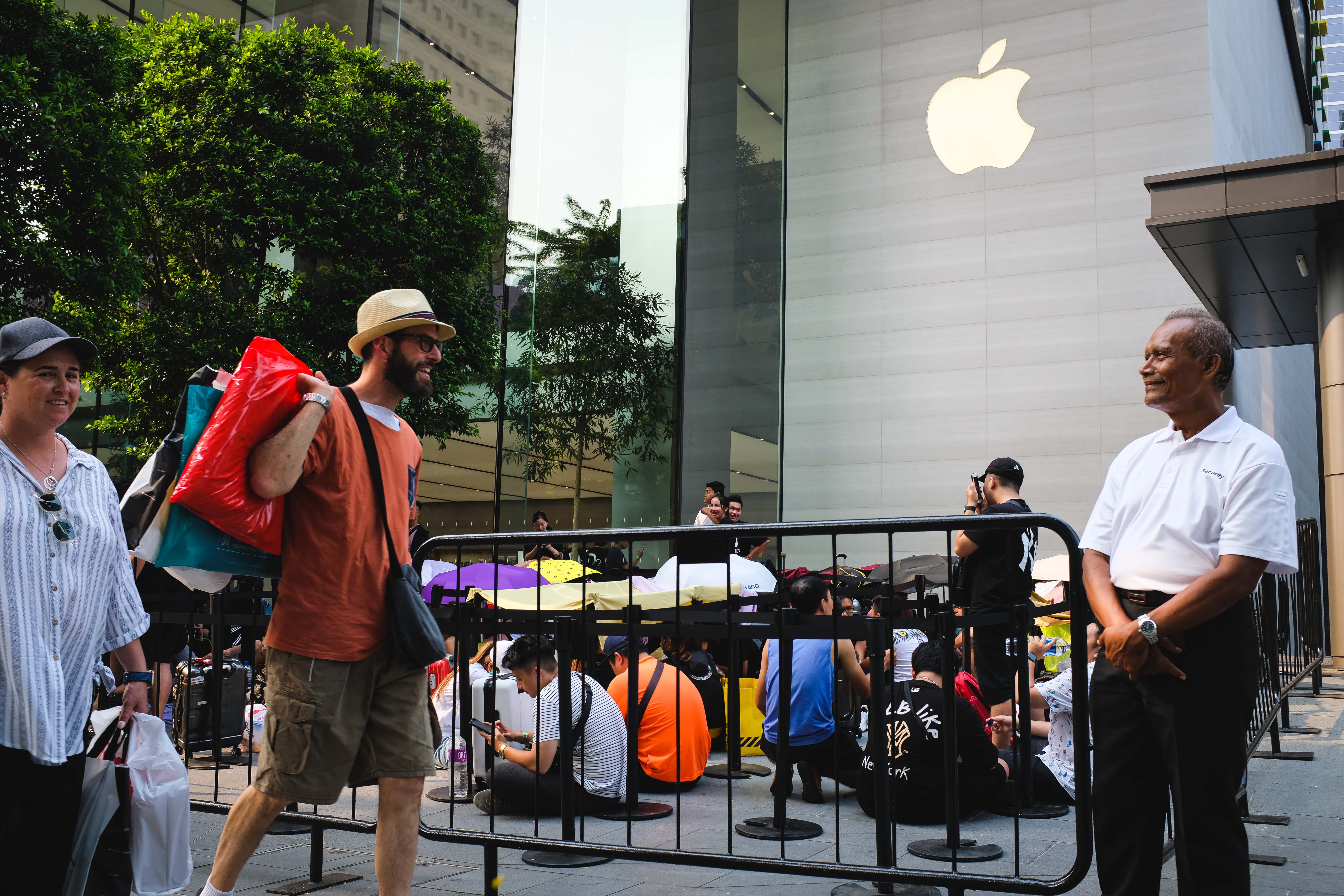 xep hang mua iphone anh 2