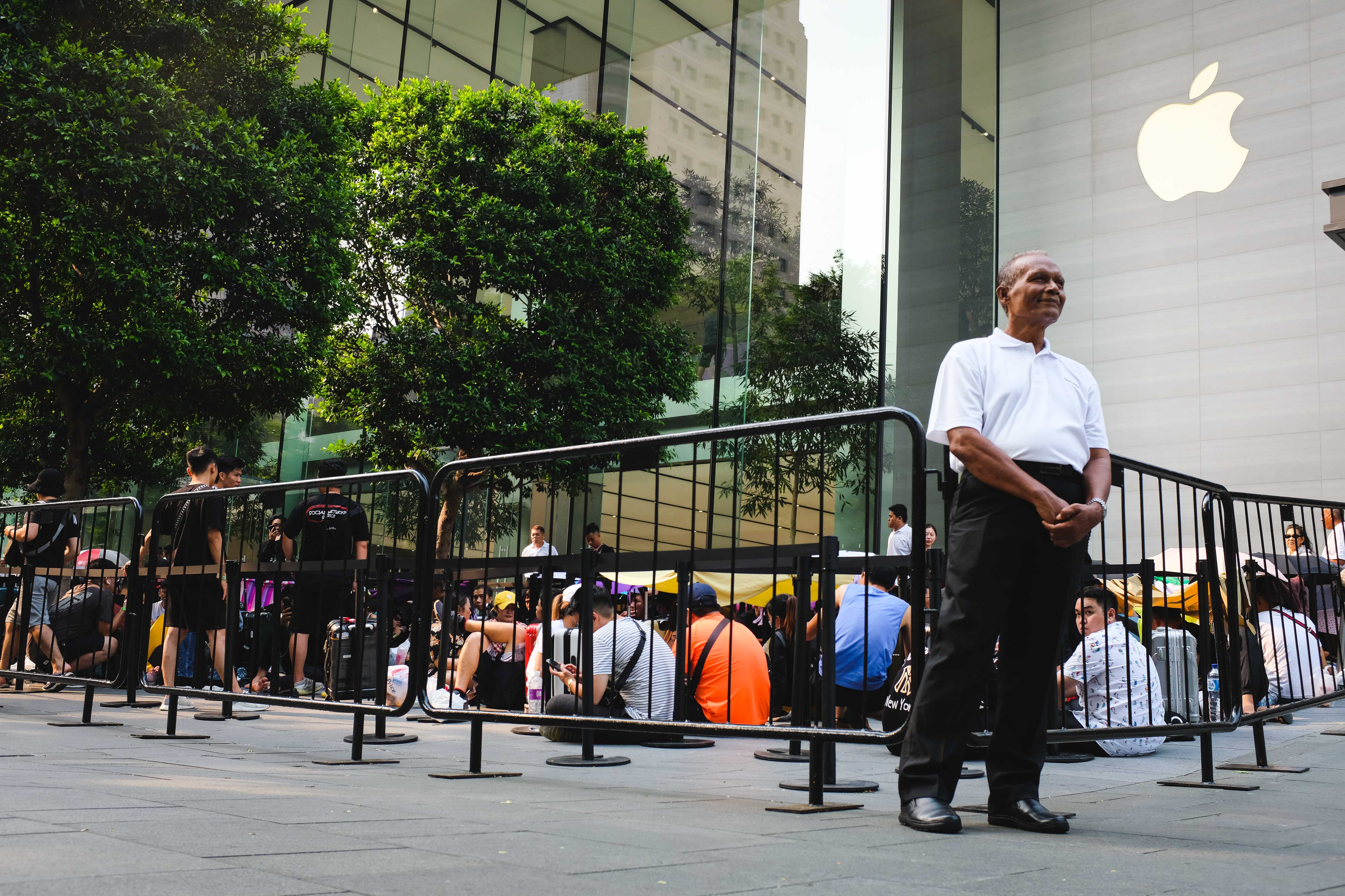 xep hang mua iphone anh 1