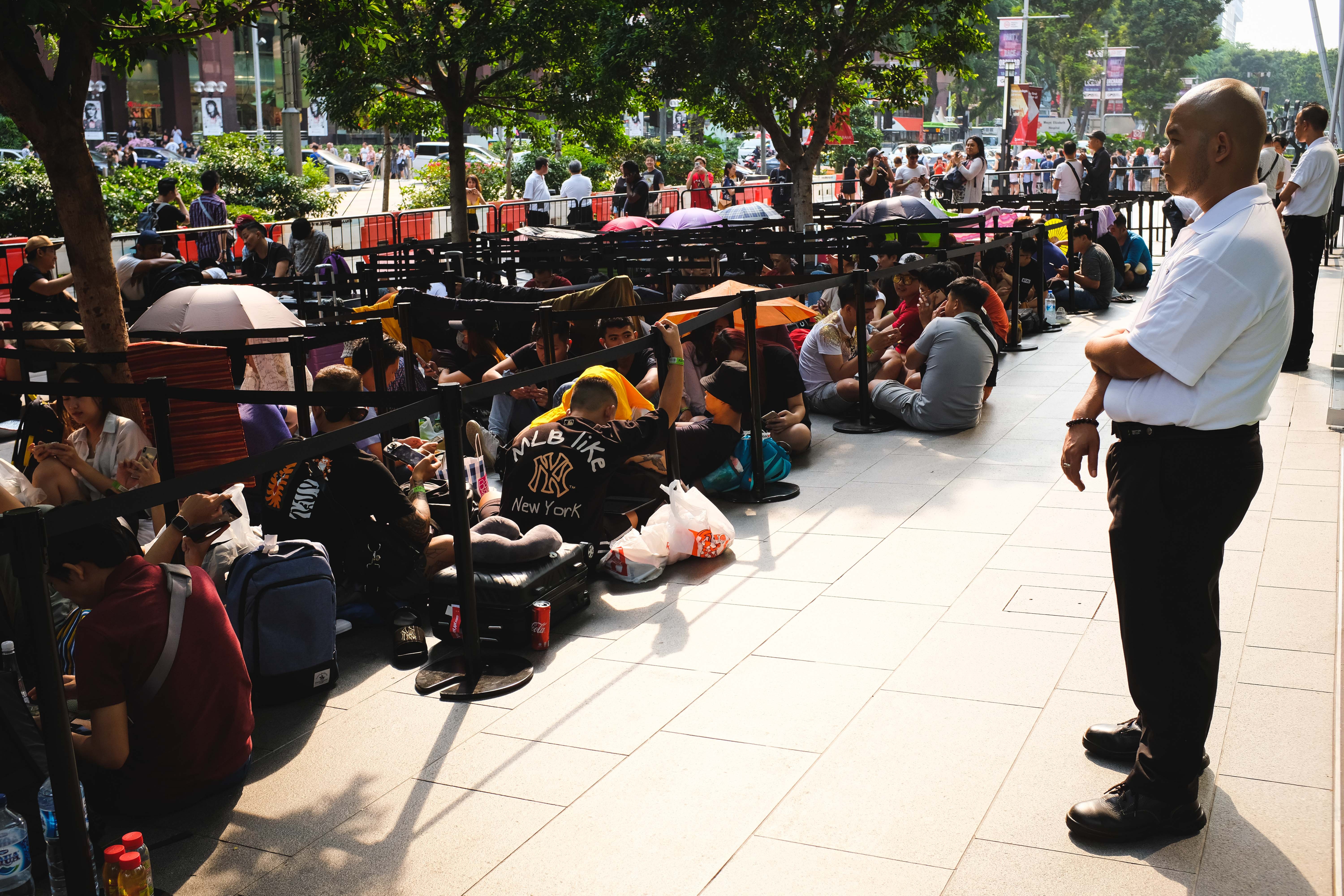 xep hang mua iphone anh 10