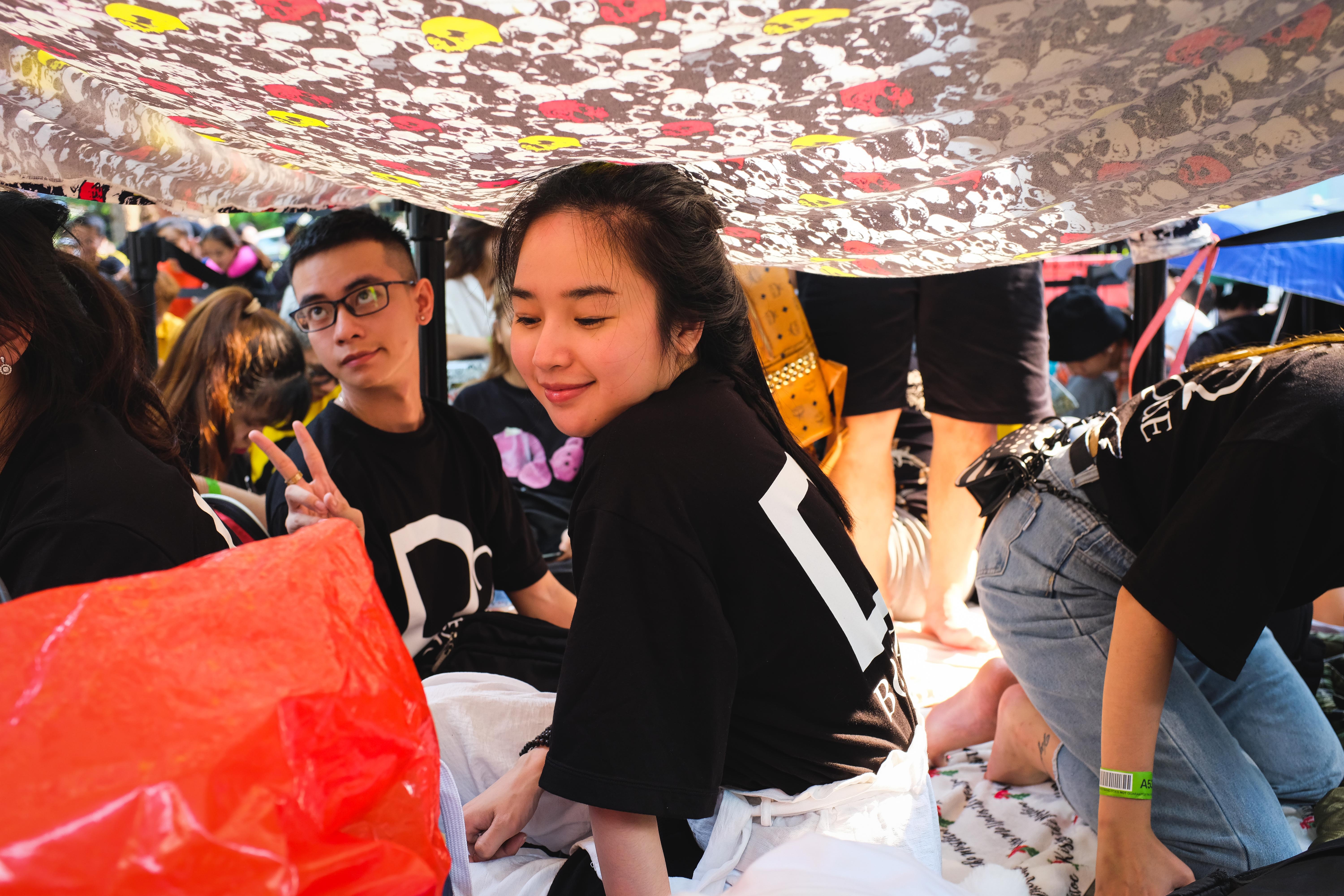 xep hang mua iphone anh 4