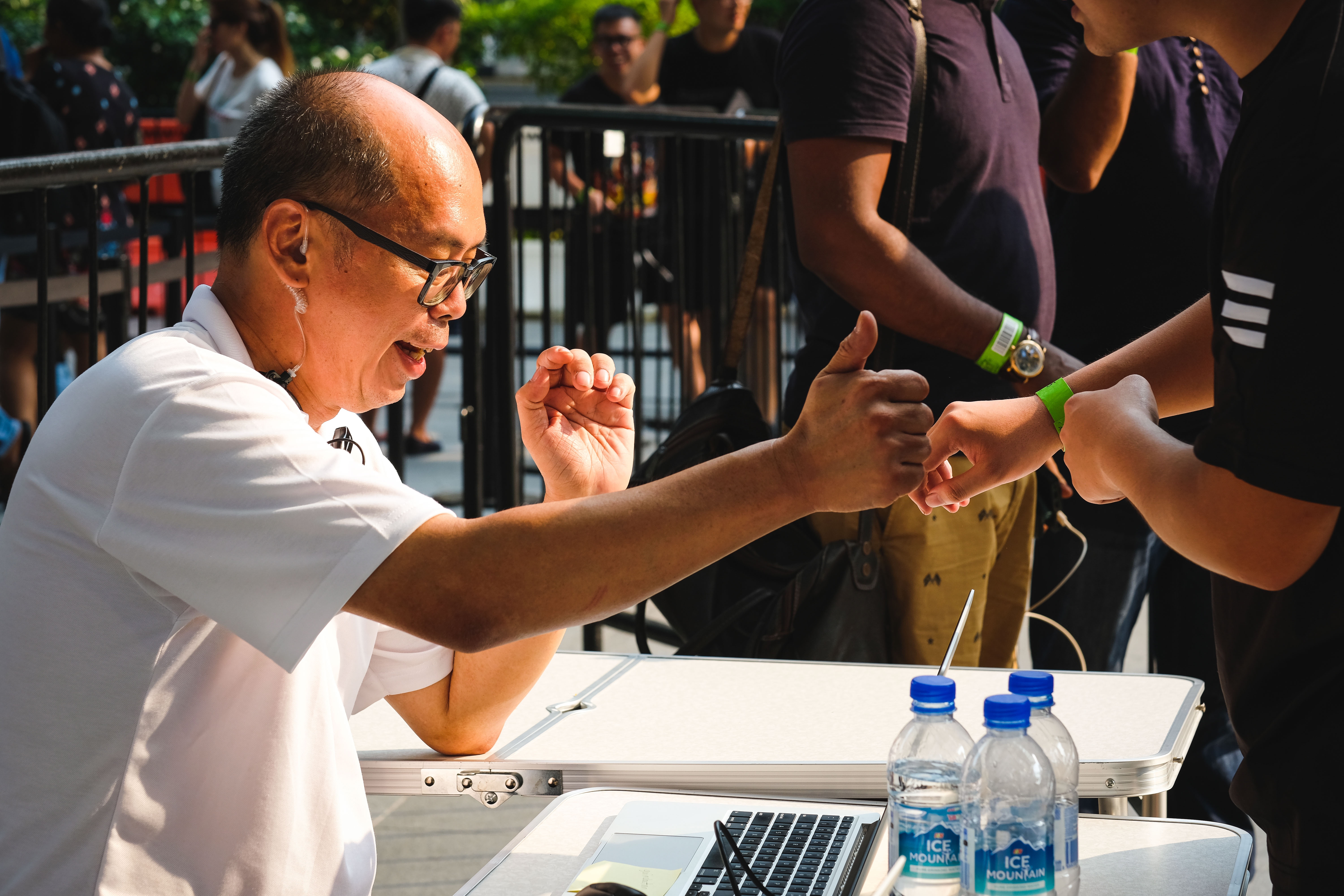 xep hang mua iphone anh 12