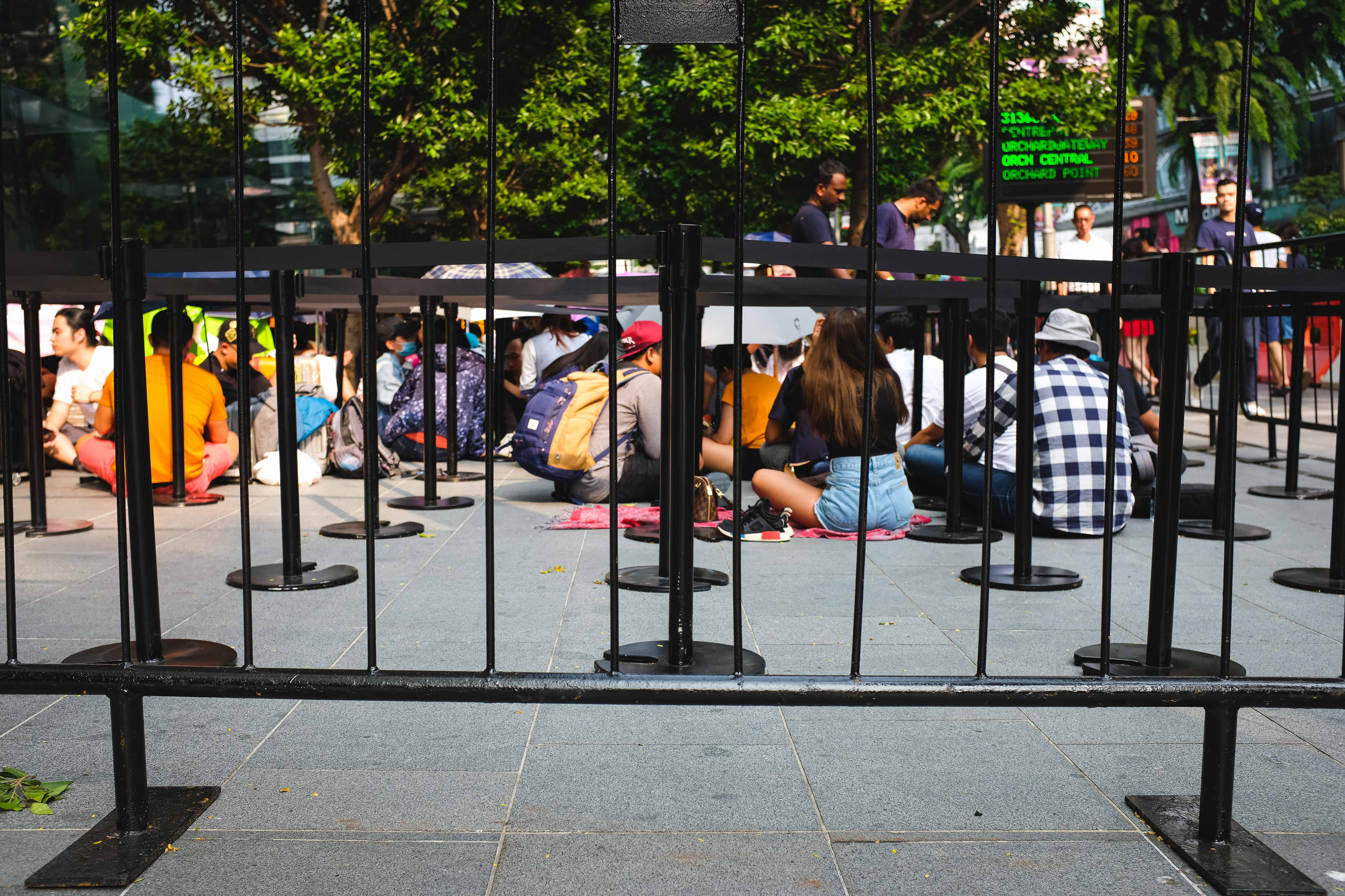 xep hang mua iphone anh 2