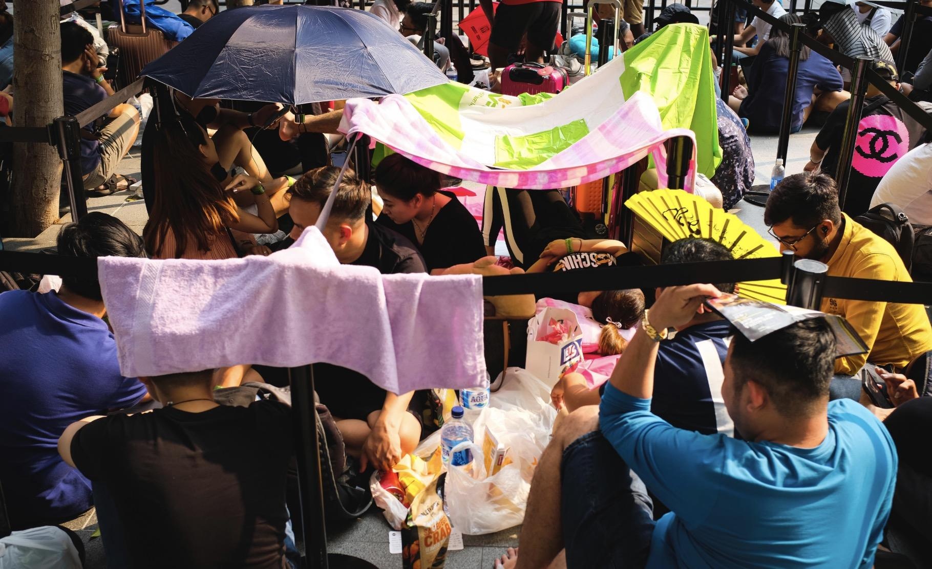 Nguoi Viet doi nang, an ngu va vat cho mua iPhone moi o Singapore hinh anh