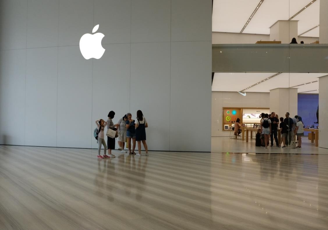 Cam tu tap o san bay Singapore mua iPhone, iFan VN co the vo mong hinh anh