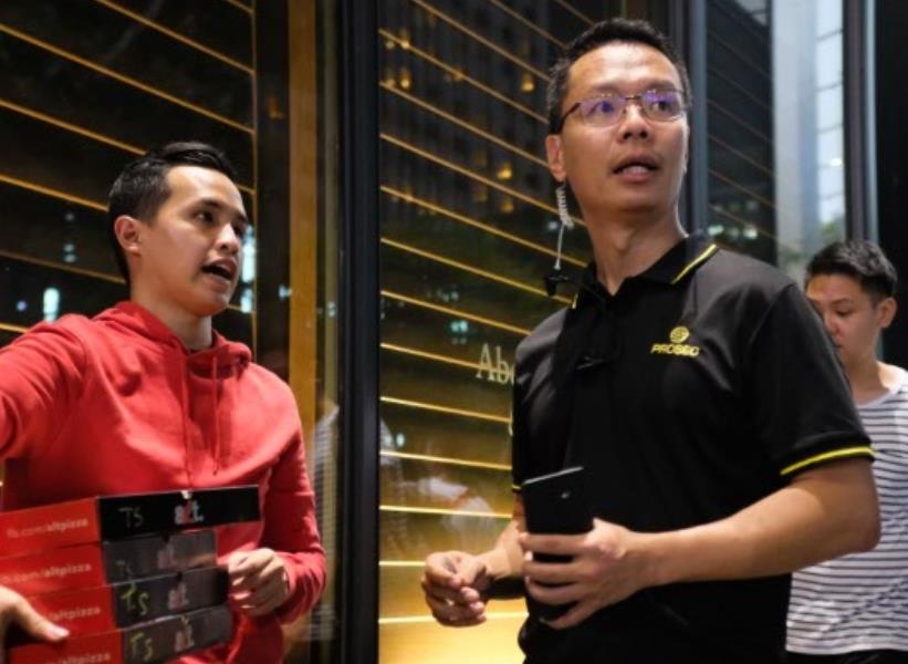 Nhom phat pizza cho nguoi Viet xep hang mua iPhone bi xua duoi hinh anh