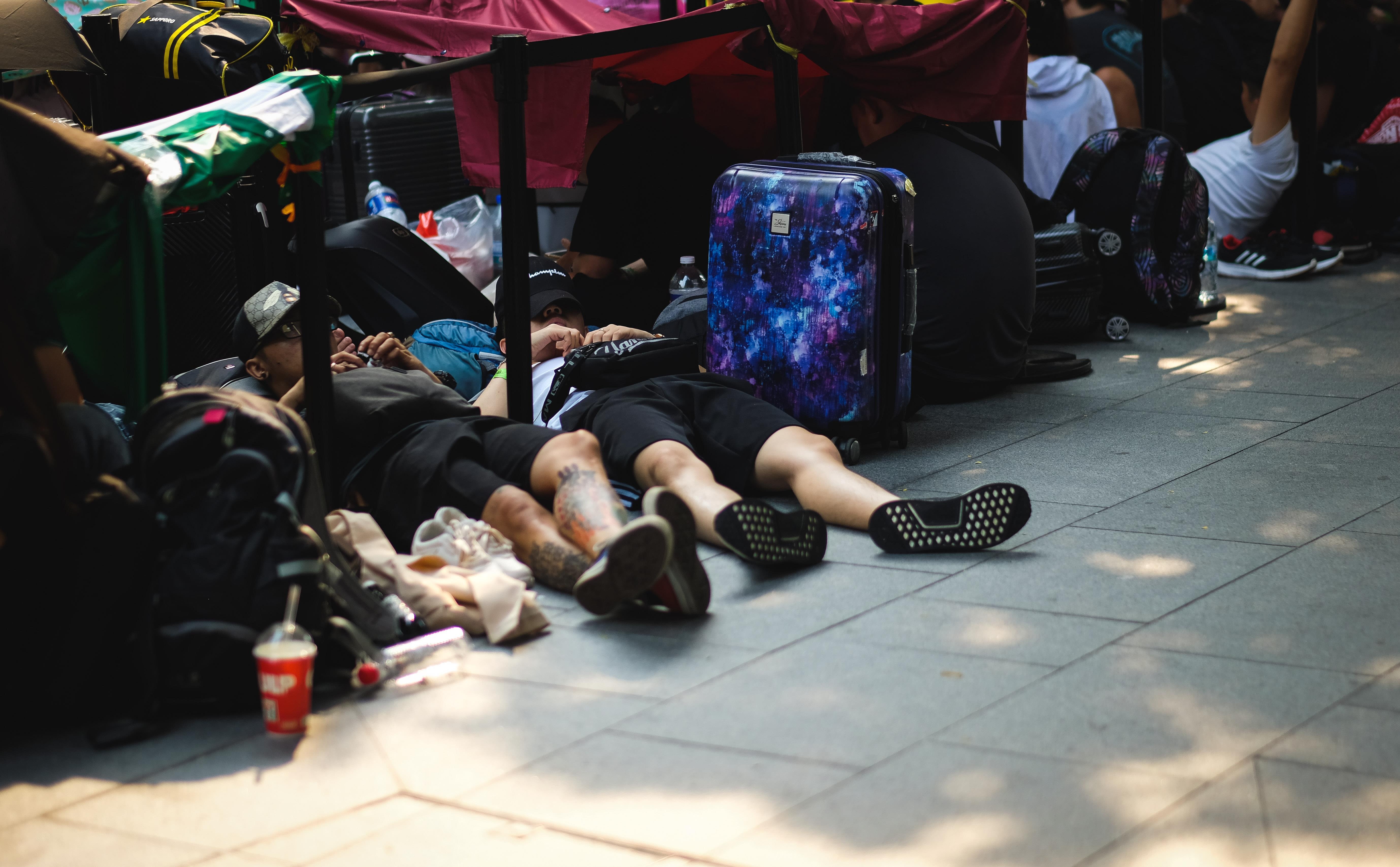 Nguoi Viet va vat an ngu truoc Apple Store cho iPhone 11 hinh anh