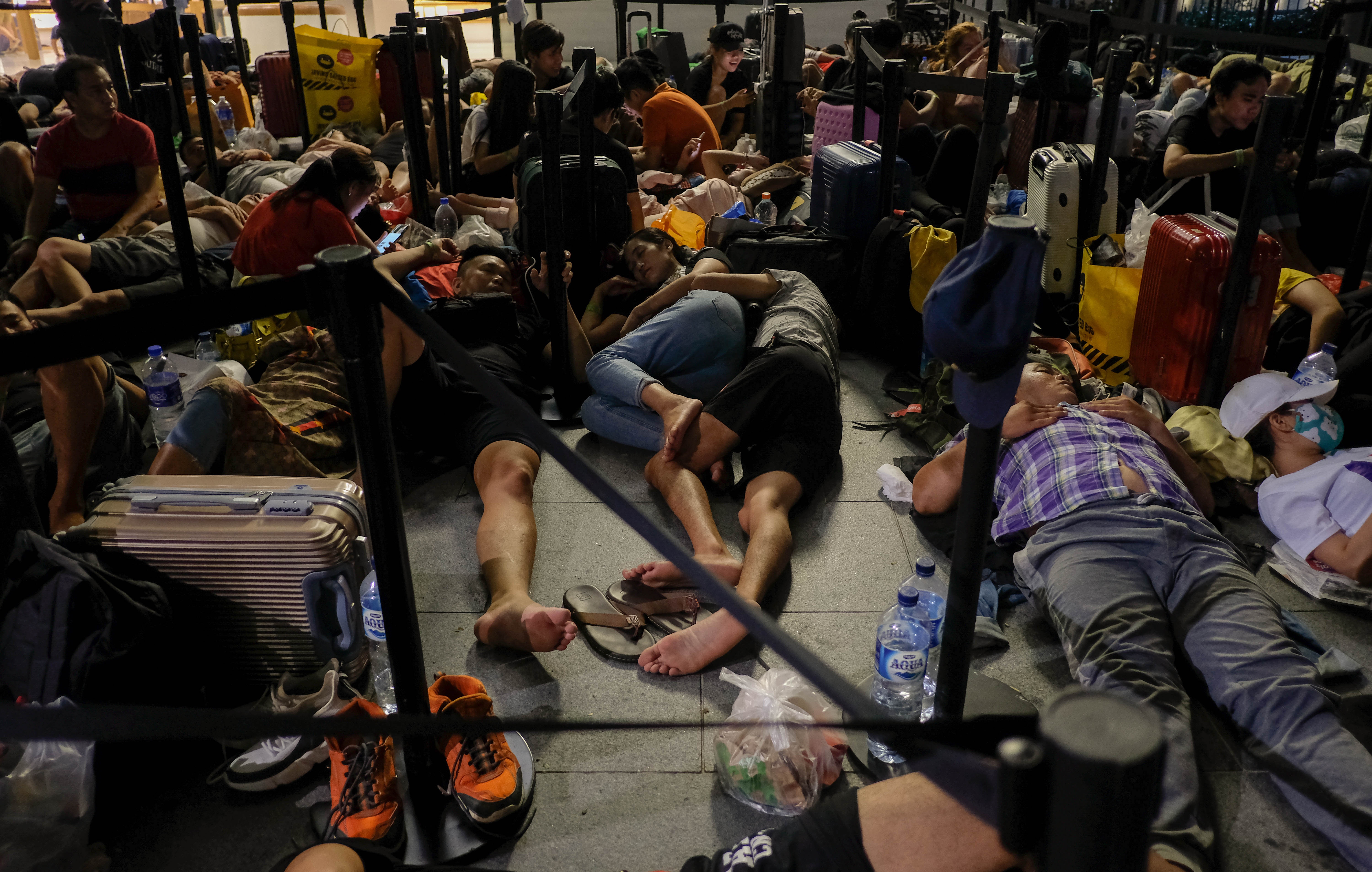 xep hang mua iphone anh 4