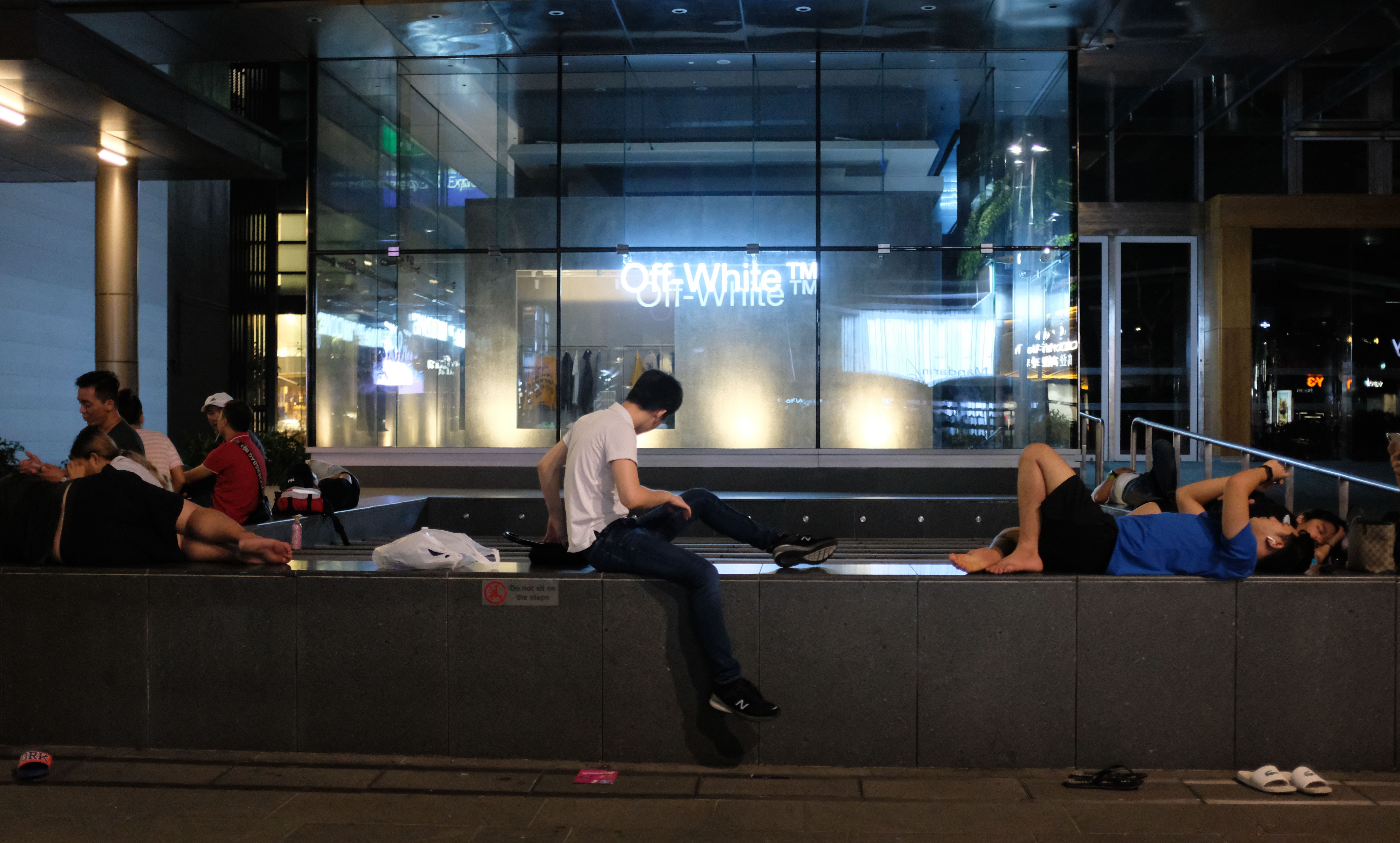 xep hang mua iphone anh 8