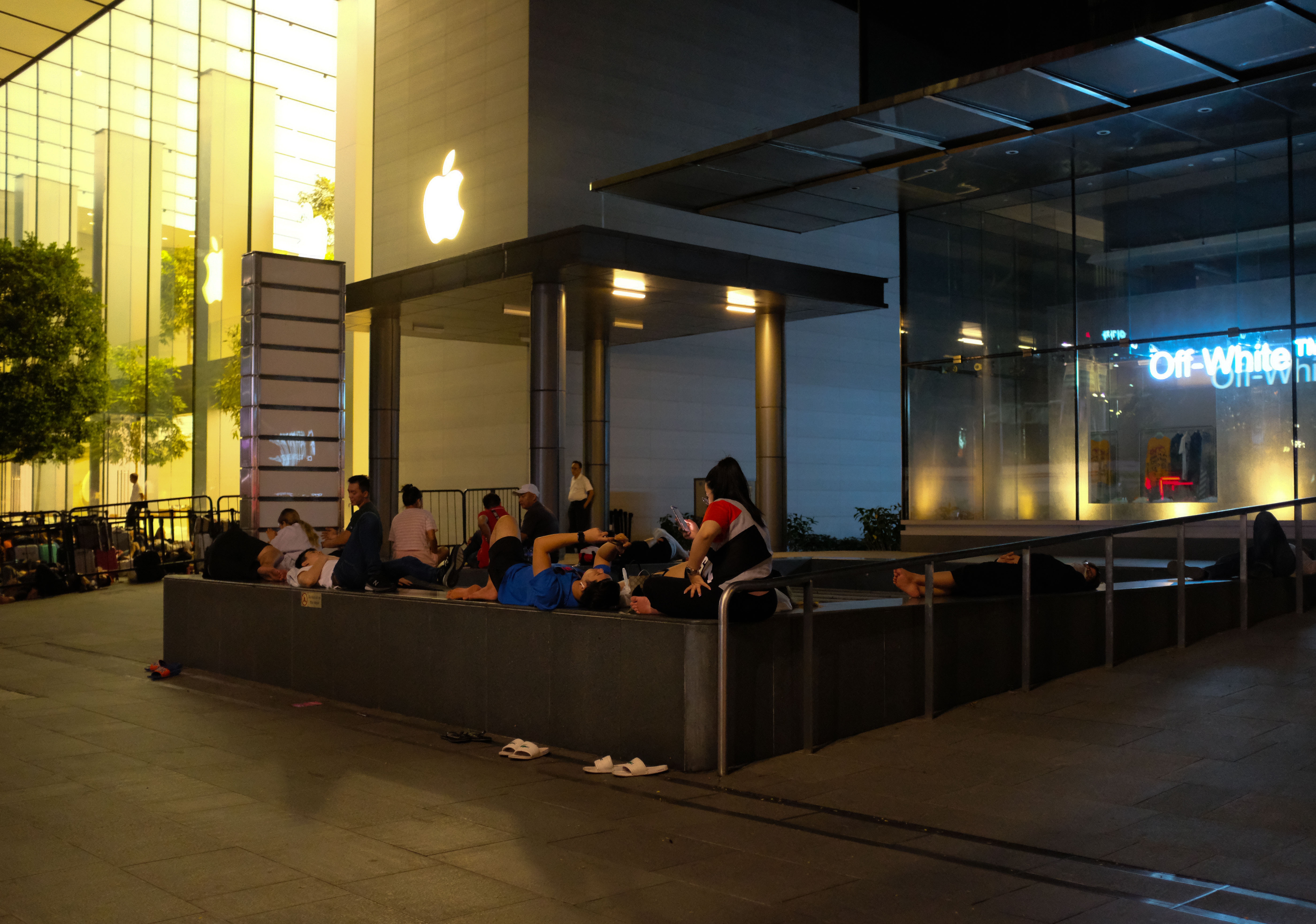 xep hang mua iphone anh 2