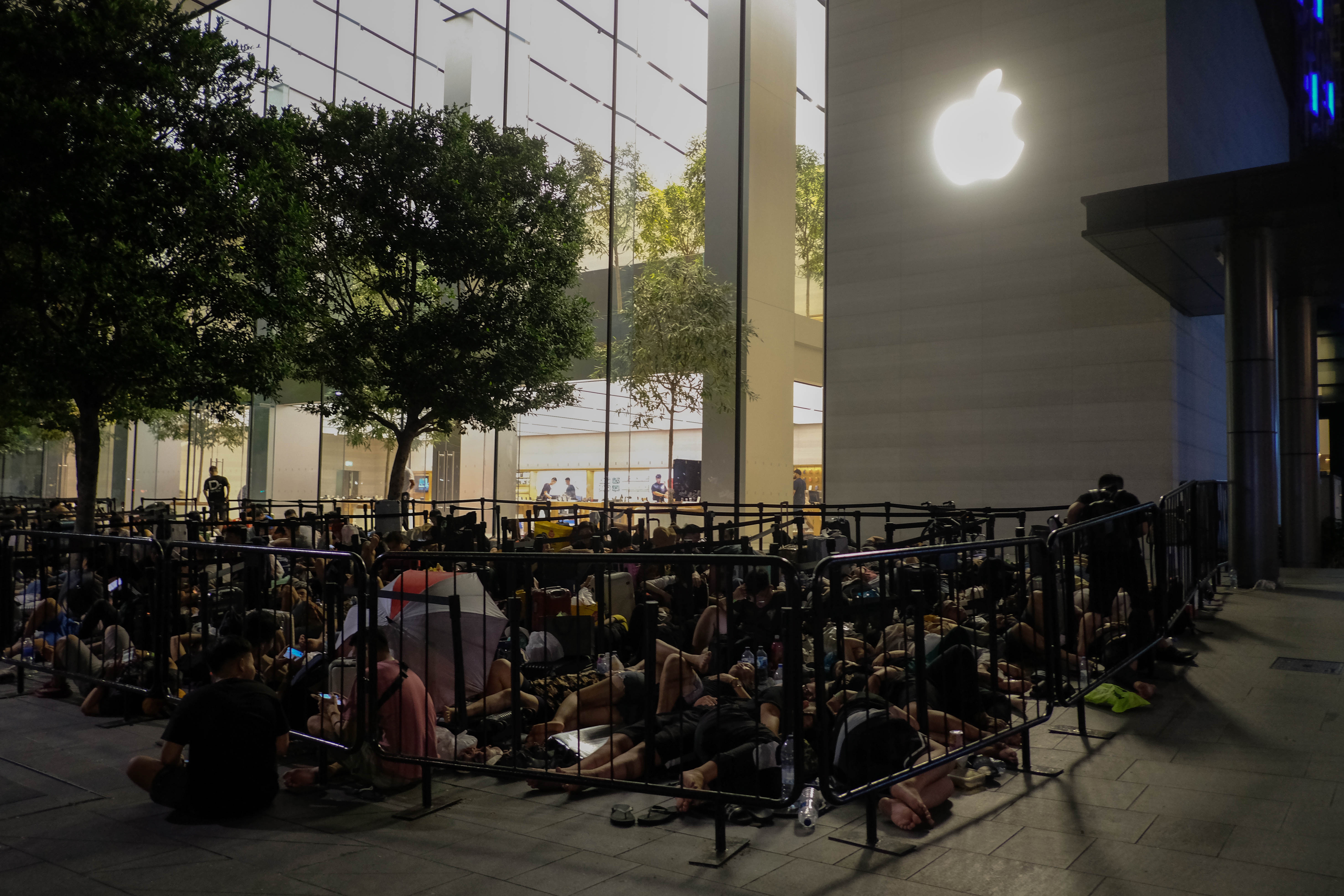 xep hang mua iphone anh 1