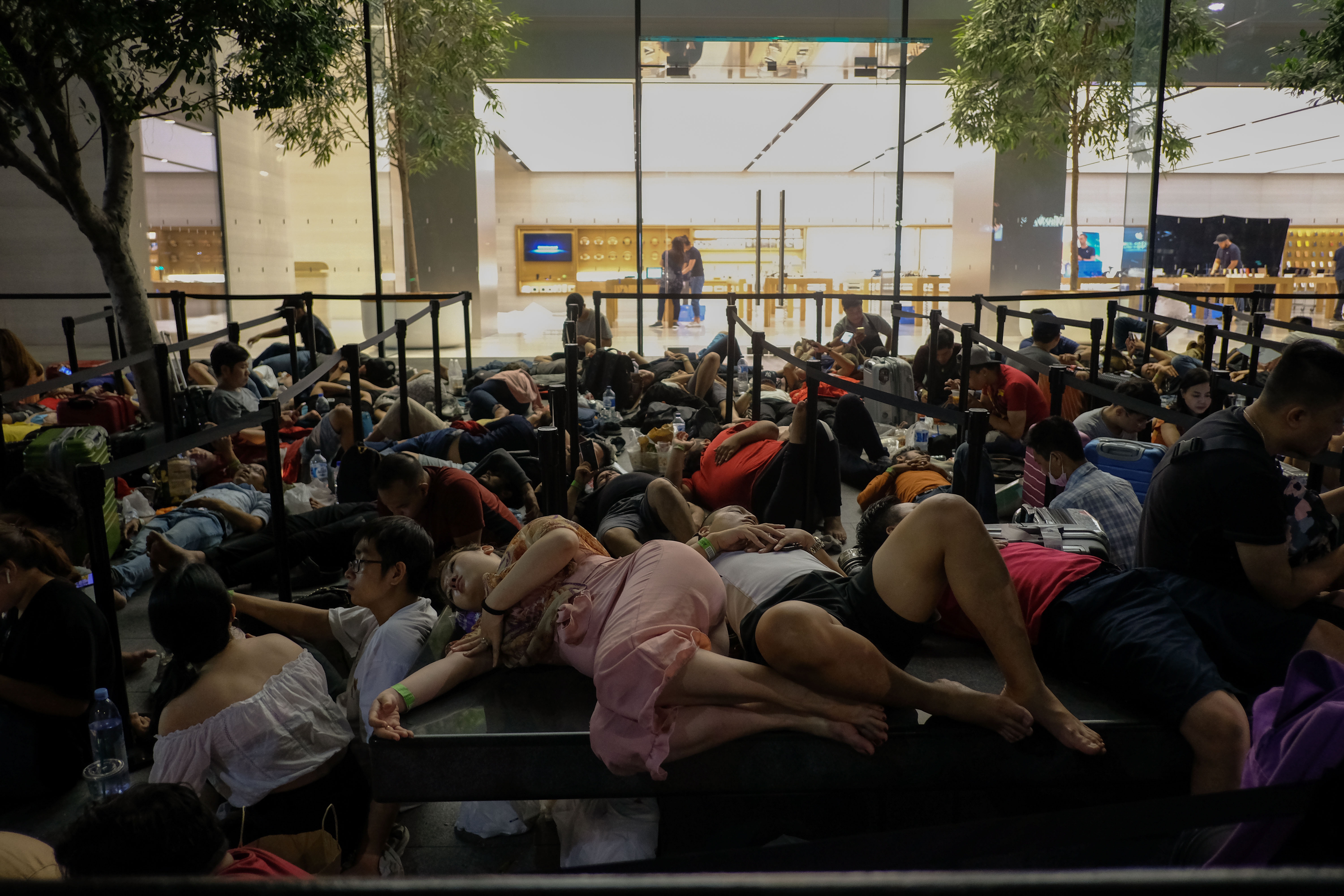 xep hang mua iphone anh 5