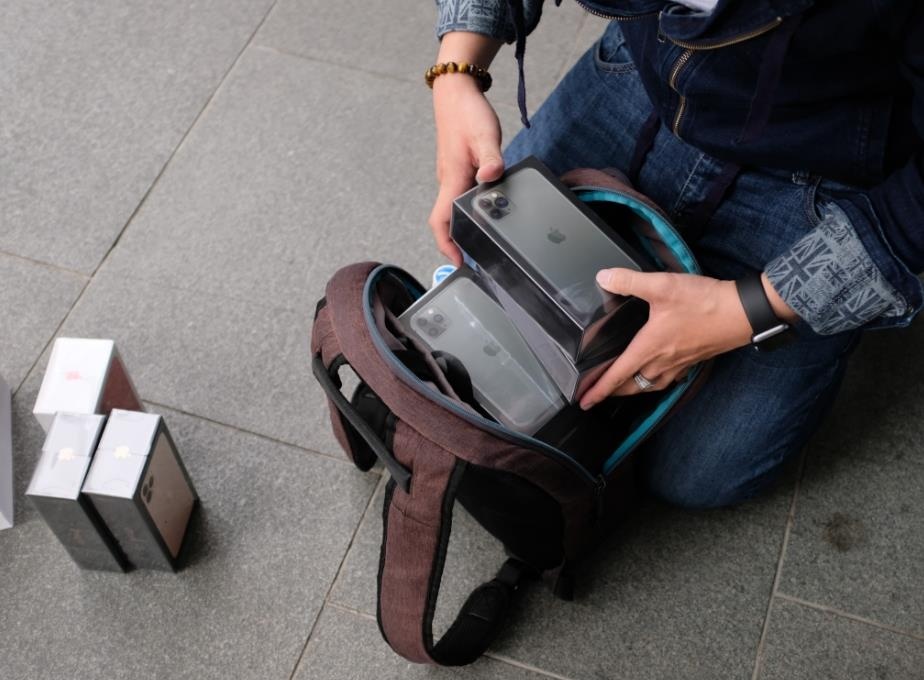 Apple Store vo tran vi moi nguoi Viet mua den 6 chiec iPhone 11 hinh anh