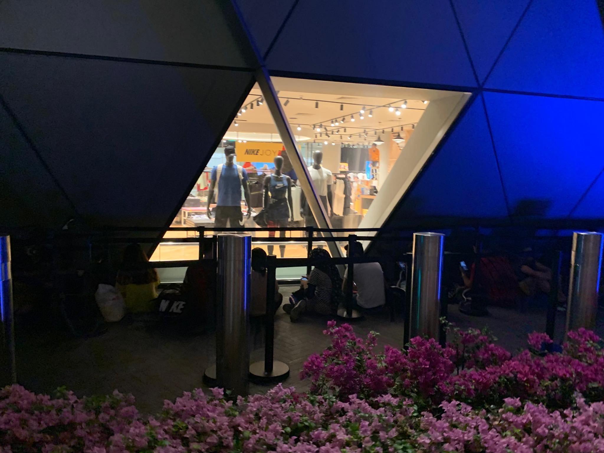 xep hang mua iphone anh 7