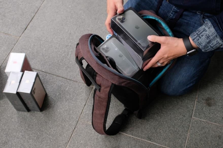 Dan buon Viet vo mong voi lo iPhone tuon som tu Apple Store Singapore hinh anh