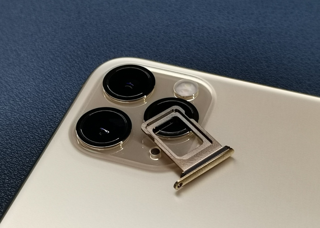 Muon dung 2 SIM thuong, nen mua iPhone 11 xach tay tu nuoc nao? hinh anh