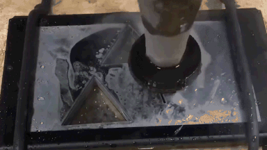 Tia nuoc cuc manh cua dut sat thep trong mot giay hinh anh