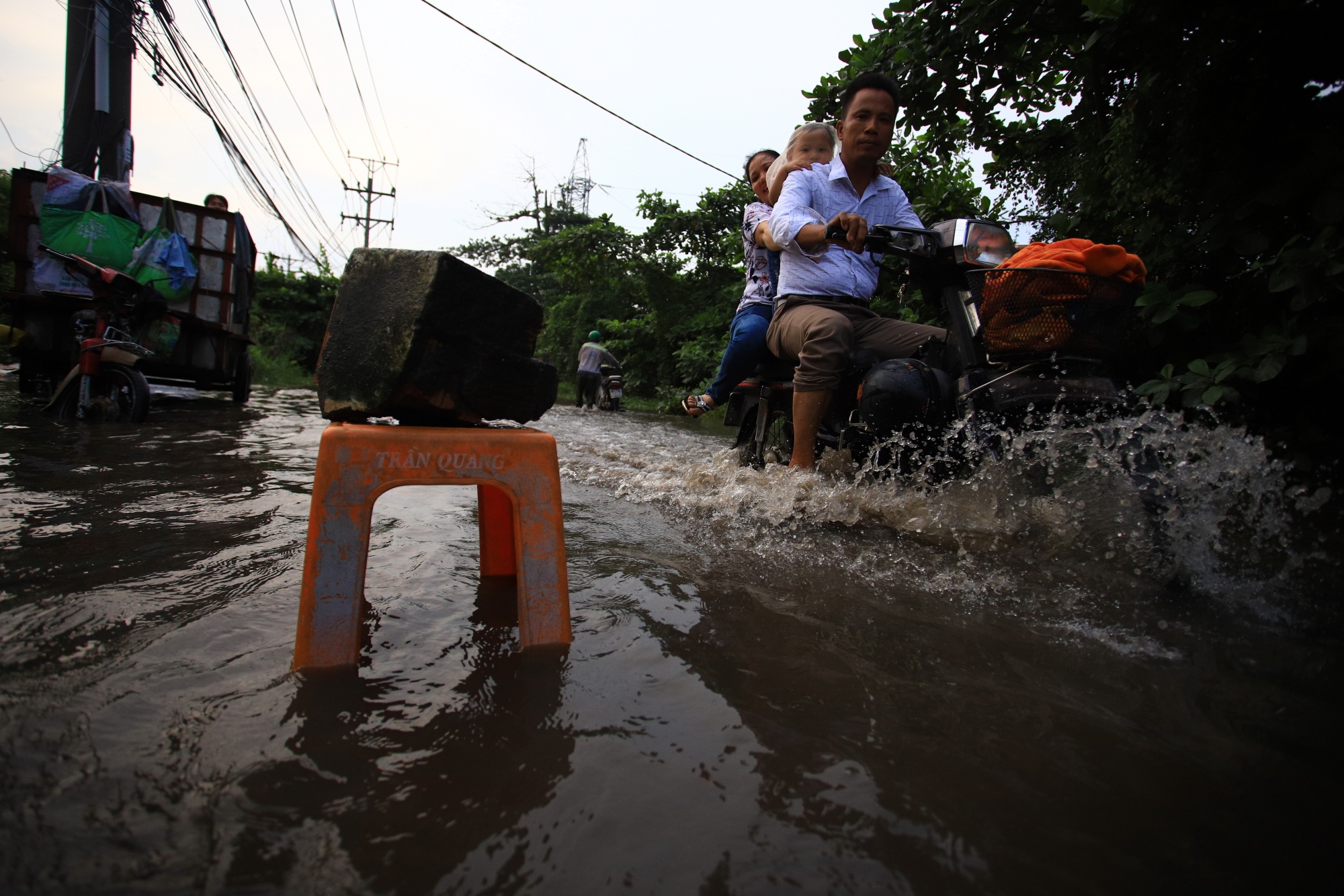 trieu cuong gay ngap duong Tran Nao quan 2 anh 9