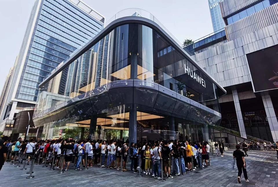 Nguoi Trung Quoc xep hang mua dien thoai Huawei hinh anh