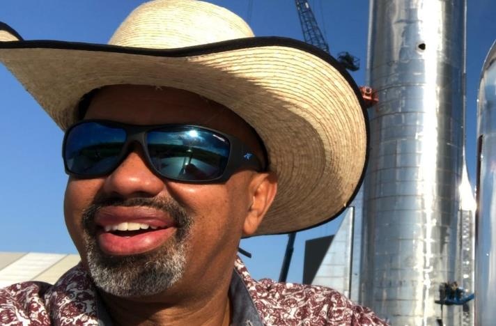 Fan cuong ngoi tu vi selfie voi ten lua cua Elon Musk hinh anh