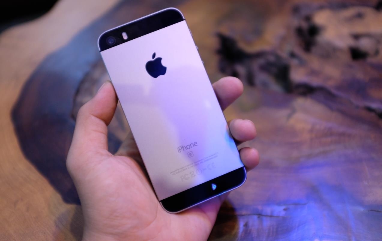 iPhone SE 2,5 trieu dong dung co tot hon Android doi moi gia re? hinh anh