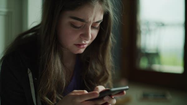 Nhan tin cho nguoi cha qua co suot 4 nam, co gai bat ngo duoc tra loi hinh anh