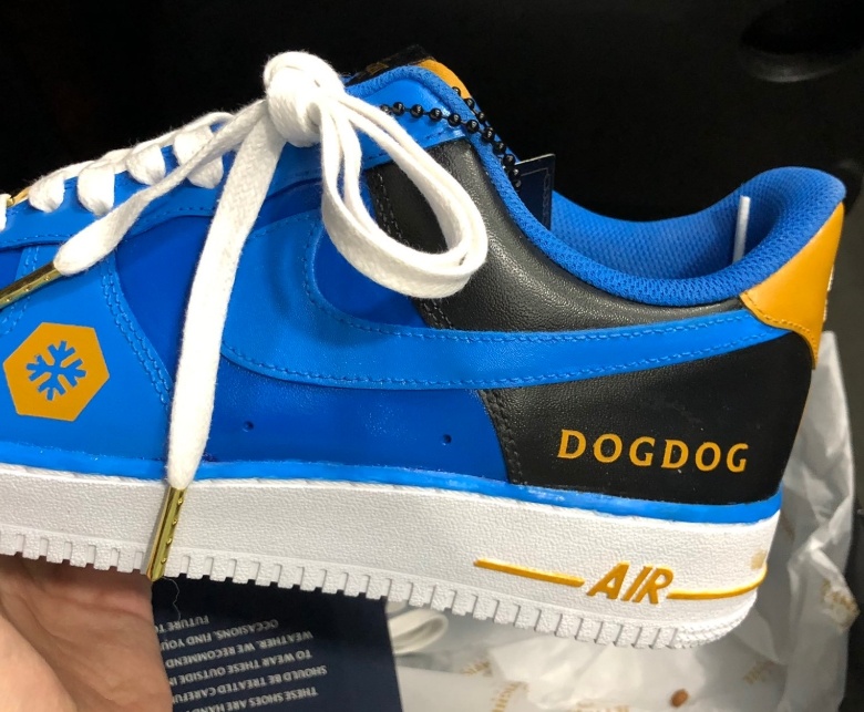 Các kỳ thủ TFT được gửi tặng giày ảnh 4 Cac ky thu TFT duoc gui tang giay anh 4