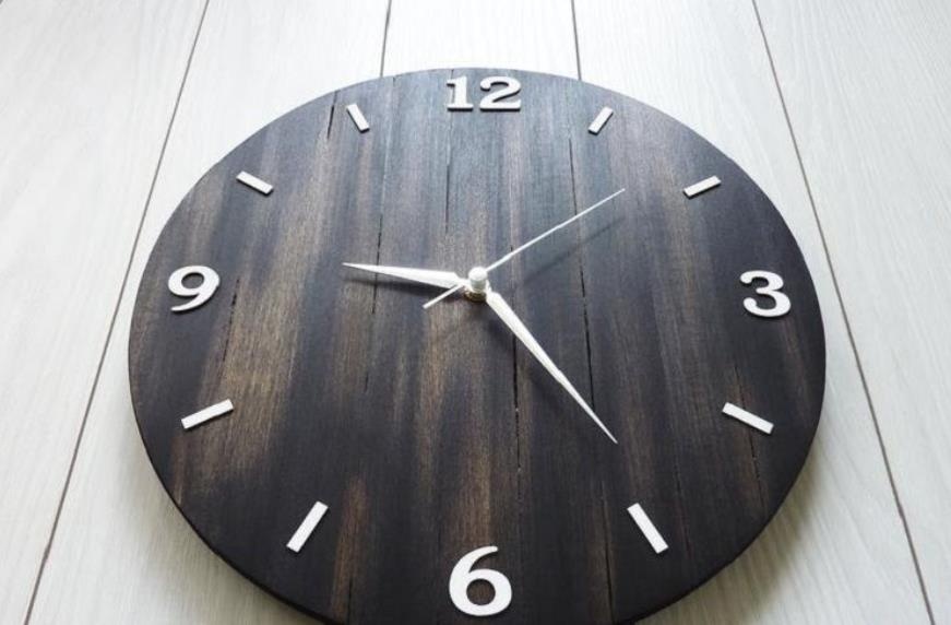 Truong hoc Anh bo dong ho kim vi hoc sinh khong biet xem gio hinh anh