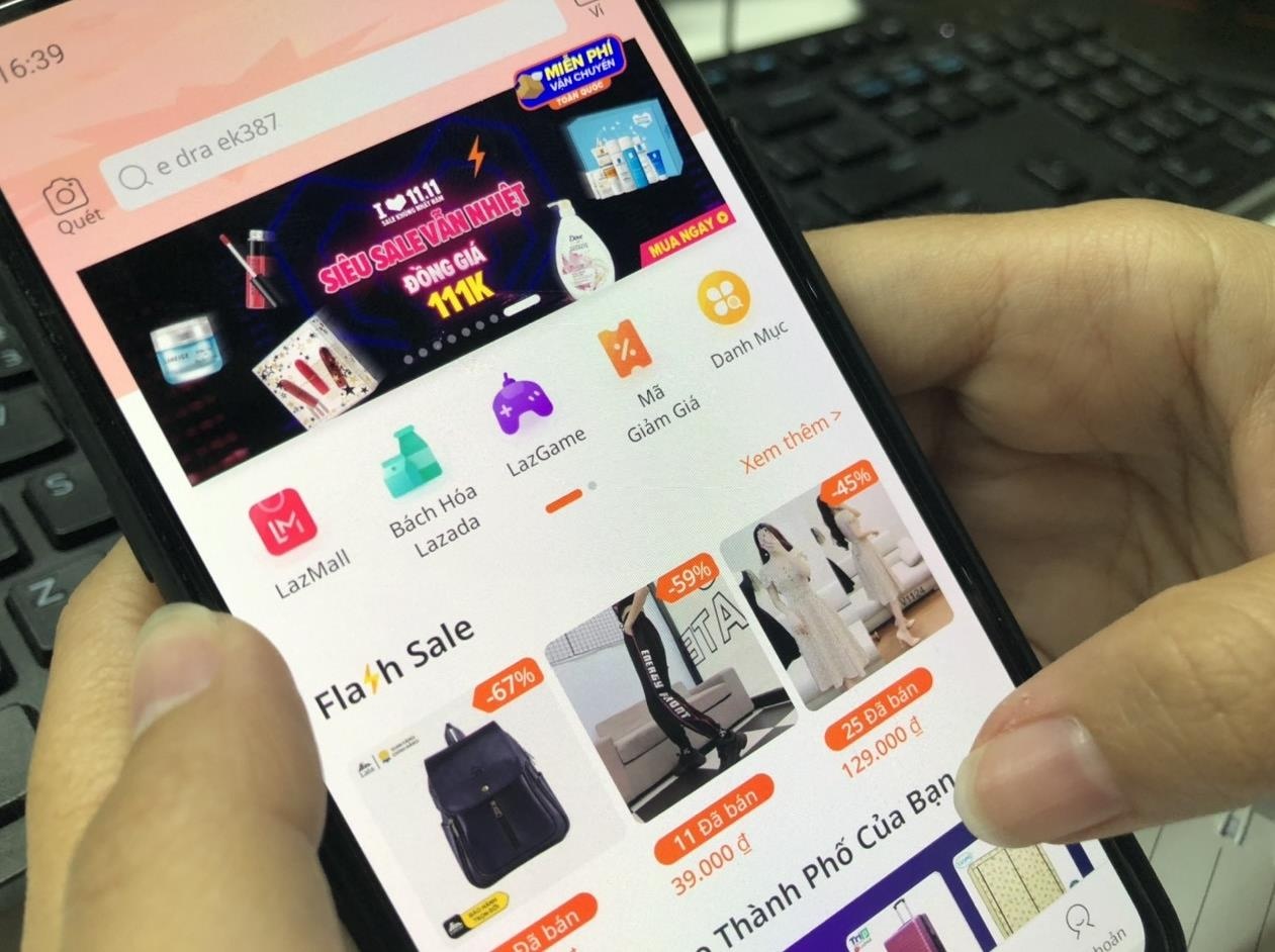 Nhieu nguoi Viet nhan cu lua sale ao 50% ngay doc than 11/11 hinh anh