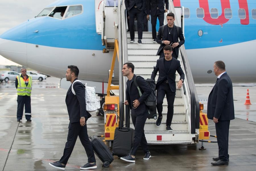 cầu thủ mang airpods ảnh 2 cau thu mang airpods anh 2