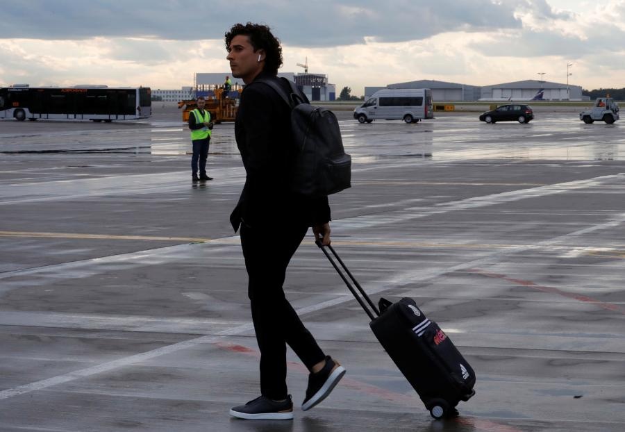 cầu thủ mang airpods ảnh 1 cau thu mang airpods anh 1