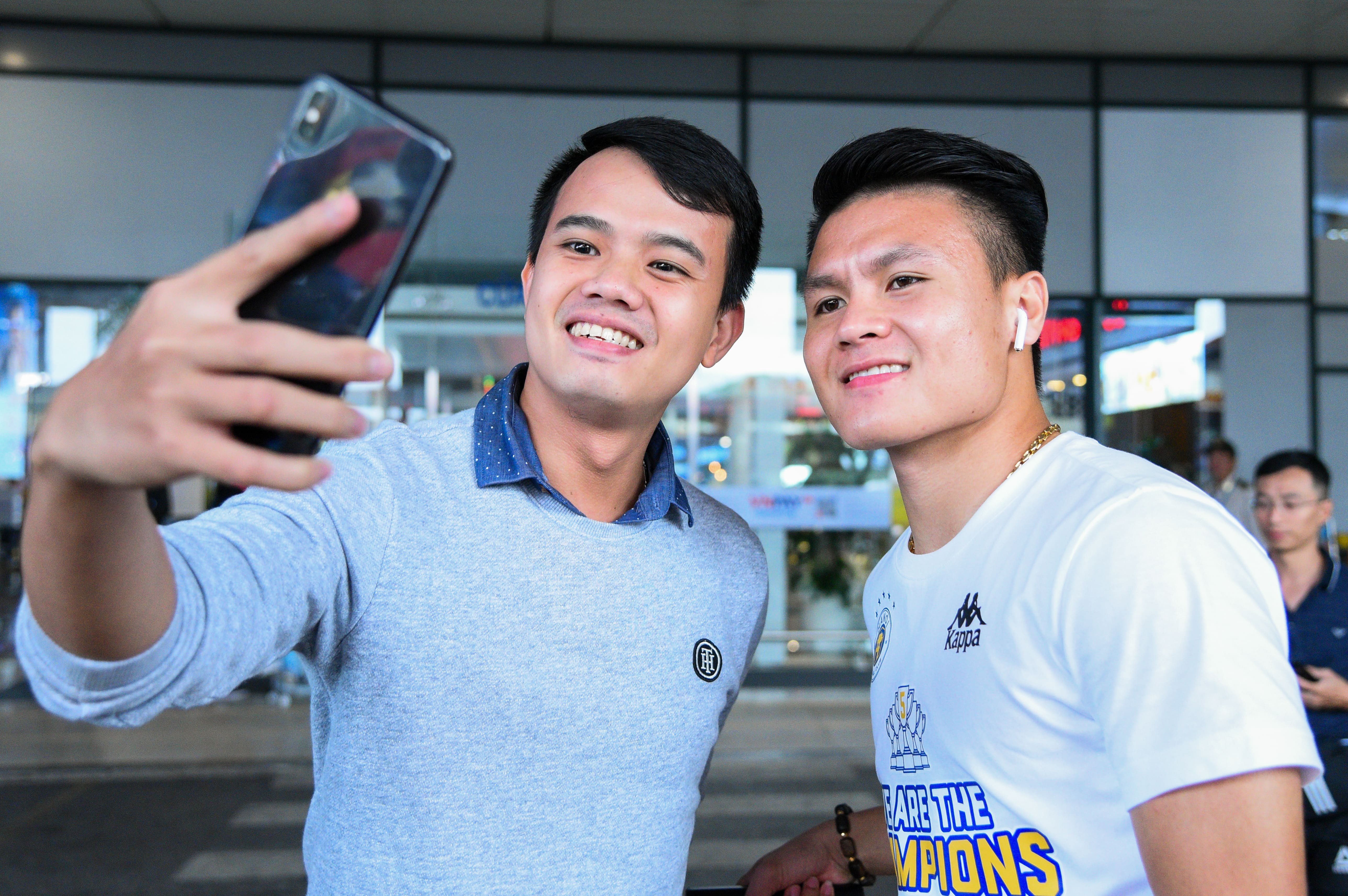 cầu thủ mang airpods ảnh 6 cau thu mang airpods anh 6