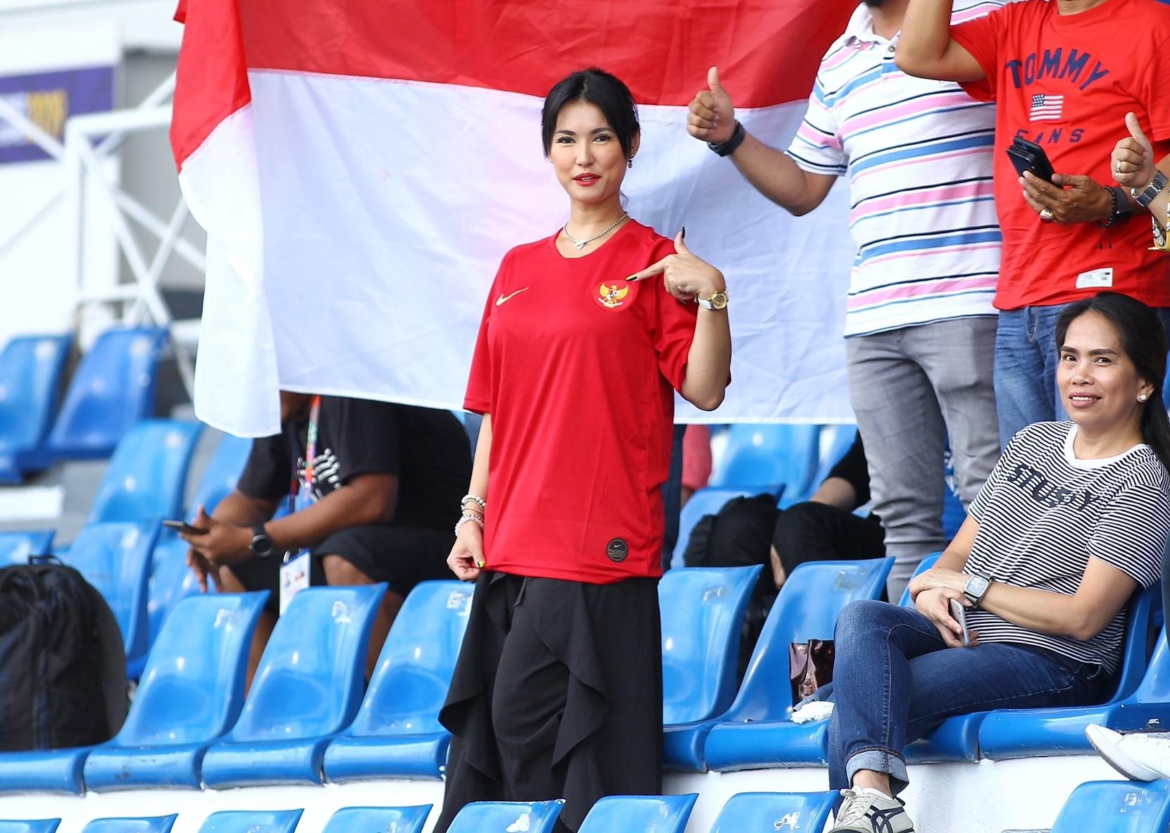 Ngoi sao phim nguoi lon Maria Ozawa xem SEA Games de quang cao ca cuoc hinh anh