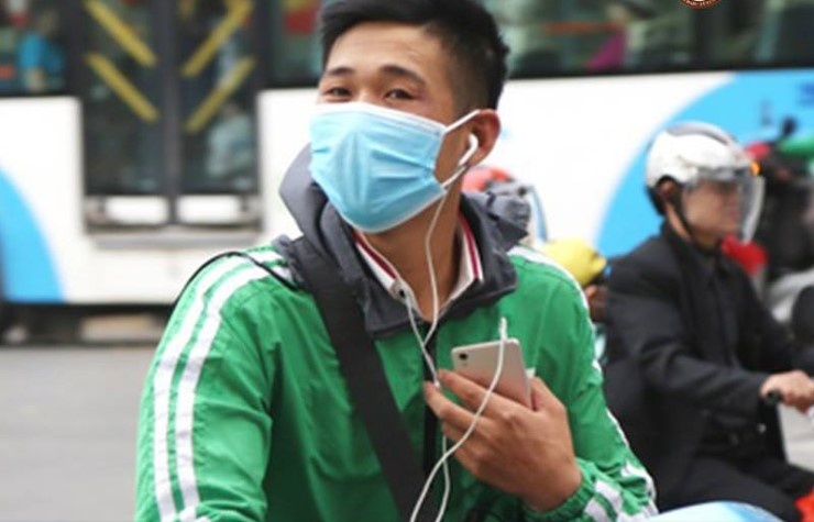 Tai xe Grab, be 'meo mat' voi muc phat loi deo tai nghe moi hinh anh