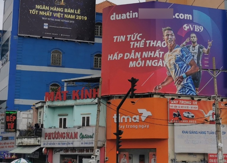 Web ca do bong da quang cao tren duong pho TP.HCM hinh anh