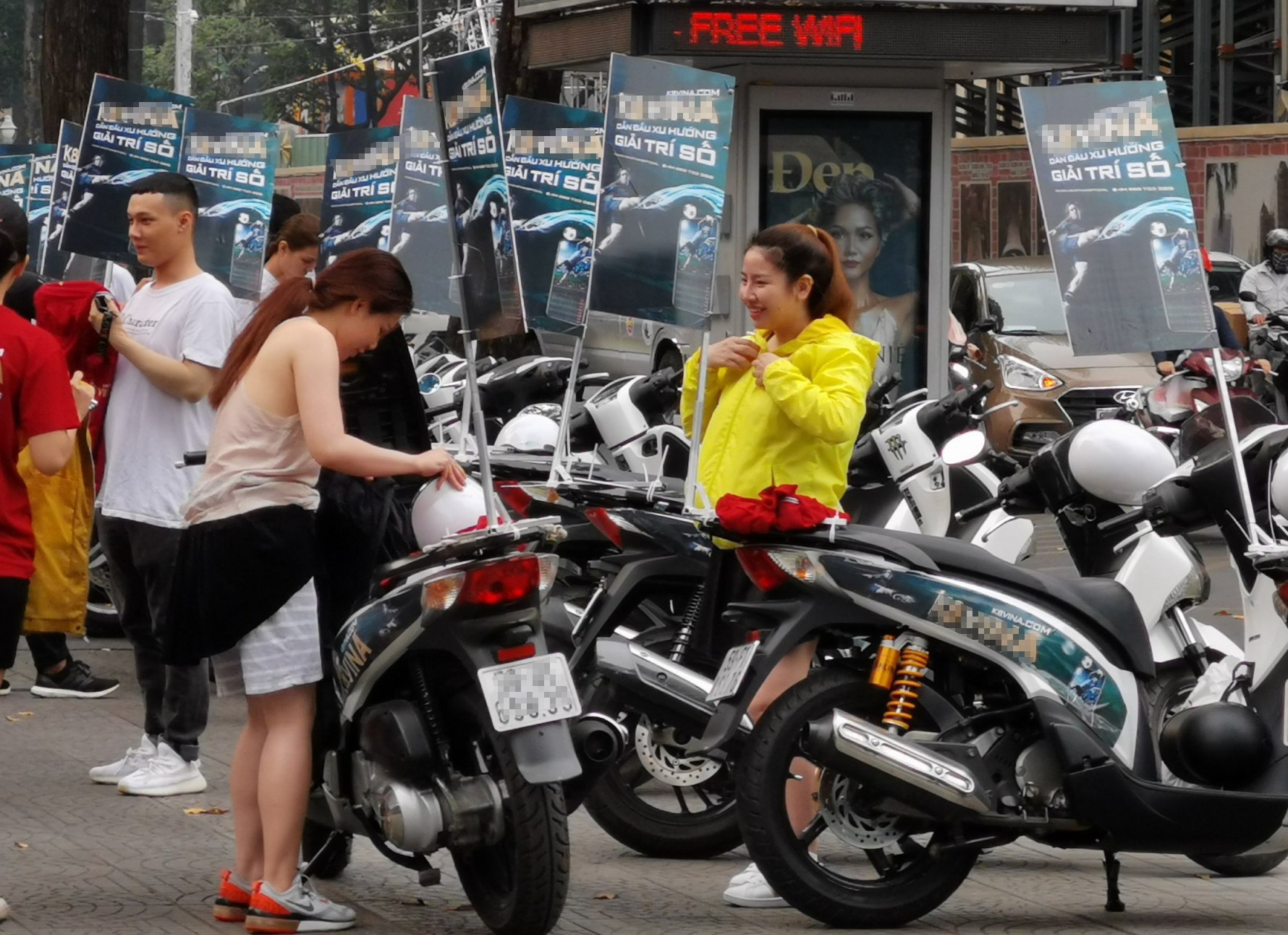 Doan xe quang cao web ca do bong da chay giua trung tam TP.HCM hinh anh