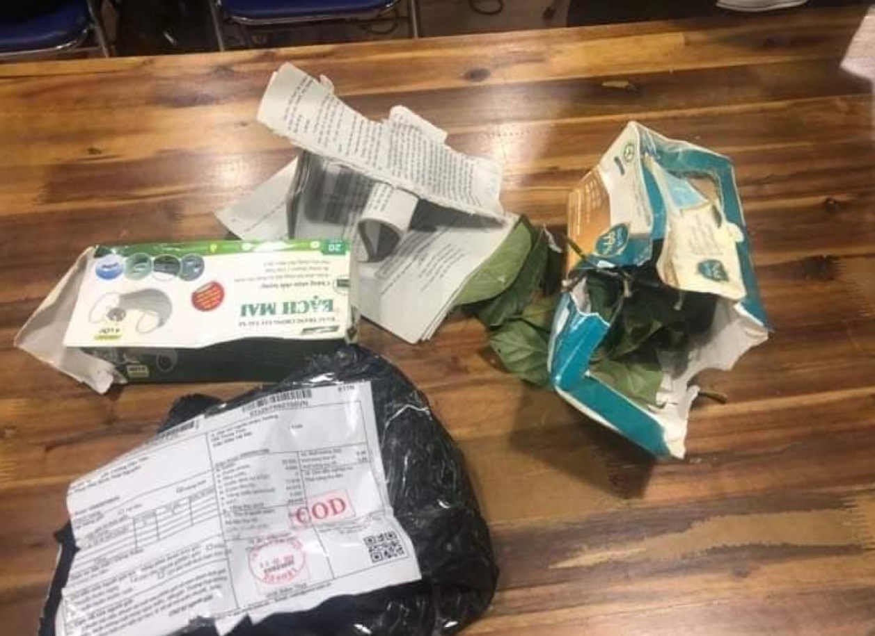 Mua khau trang tren Facebook nhan hop hang la cay hinh anh