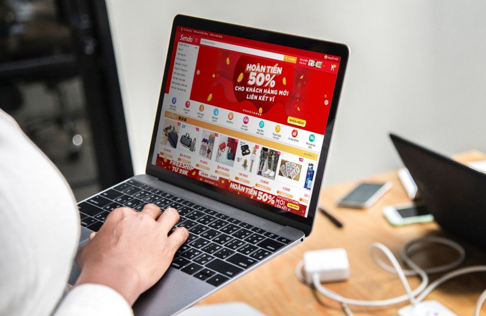 DealStreetAsia: Tiki va Sendo dang dam phan de hop nhat hinh anh