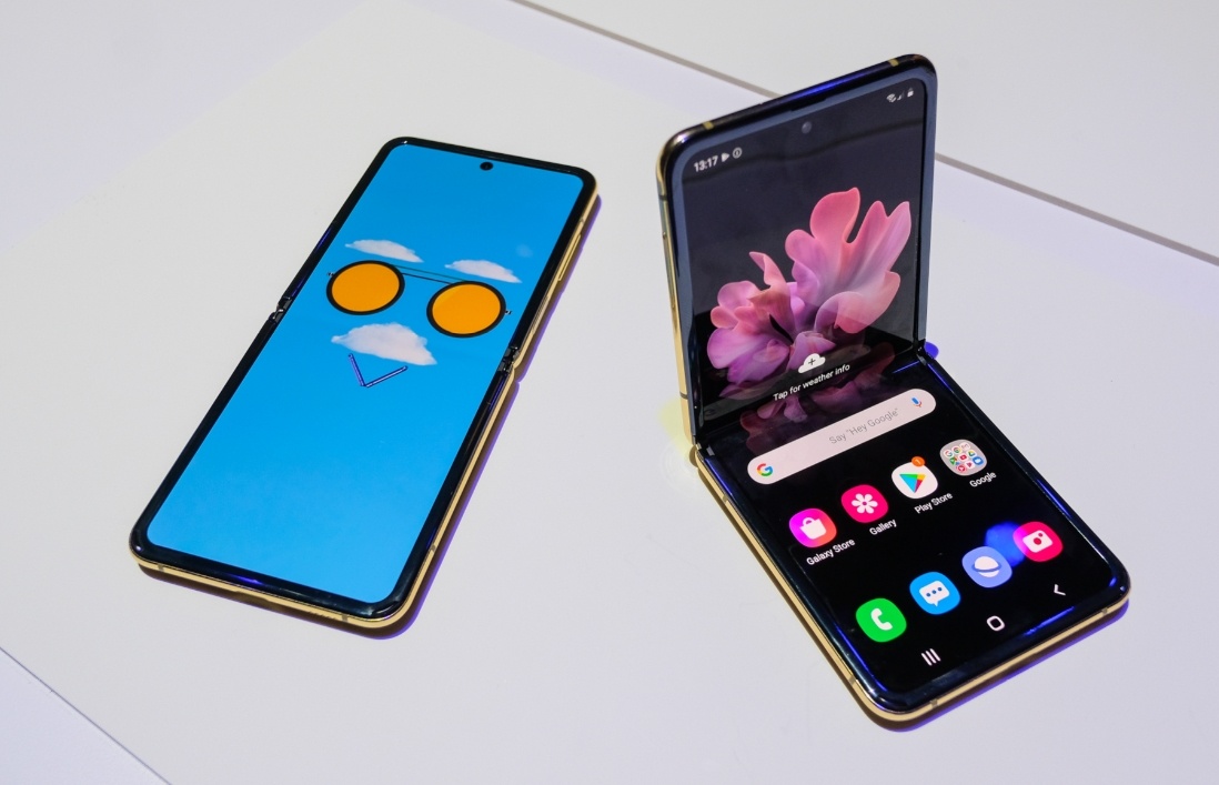 Anh thuc te Galaxy Z Flip - cach mang moi cua Samsung hinh anh