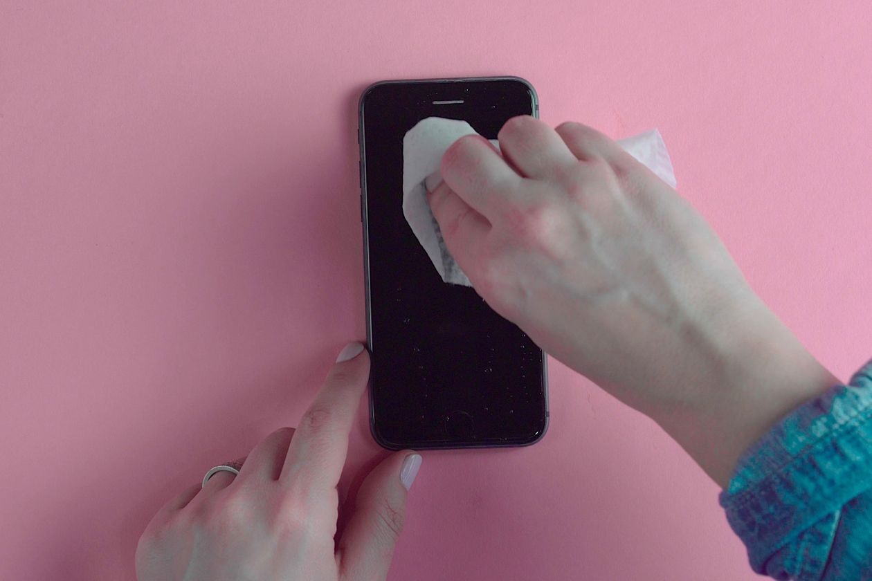 nhat thiet tay rua dien thoai hay khong anh 1