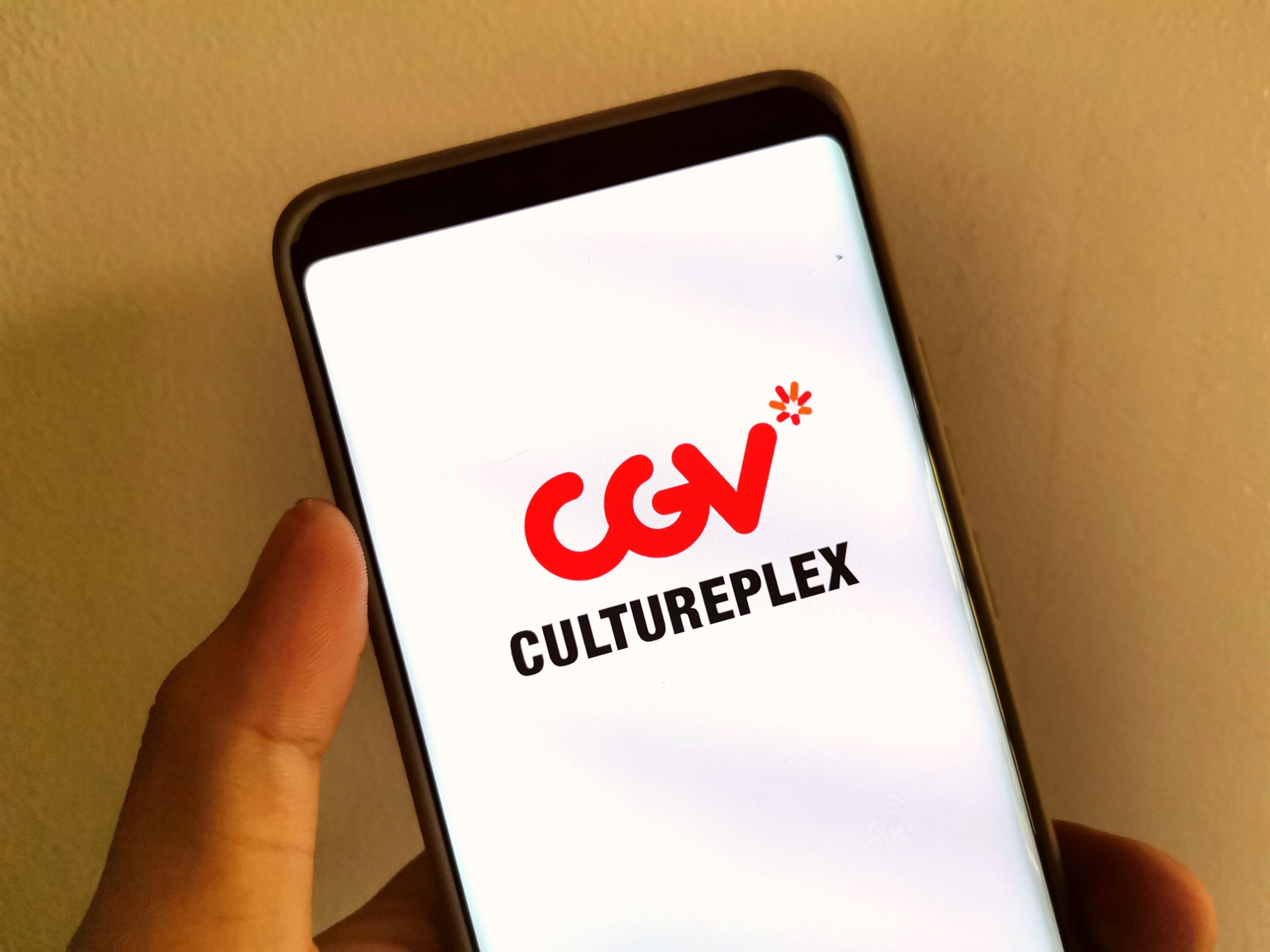 Dong cua tai TP.HCM va Ha Noi, vi sao CGV khong chieu phim online? hinh anh