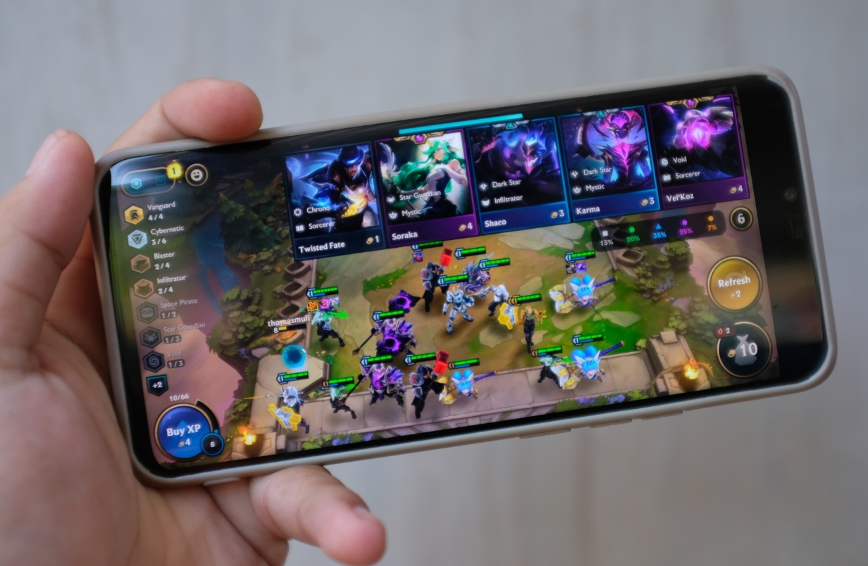 Dien thoai gia re co choi duoc Dau Truong Chan Ly Mobile? hinh anh